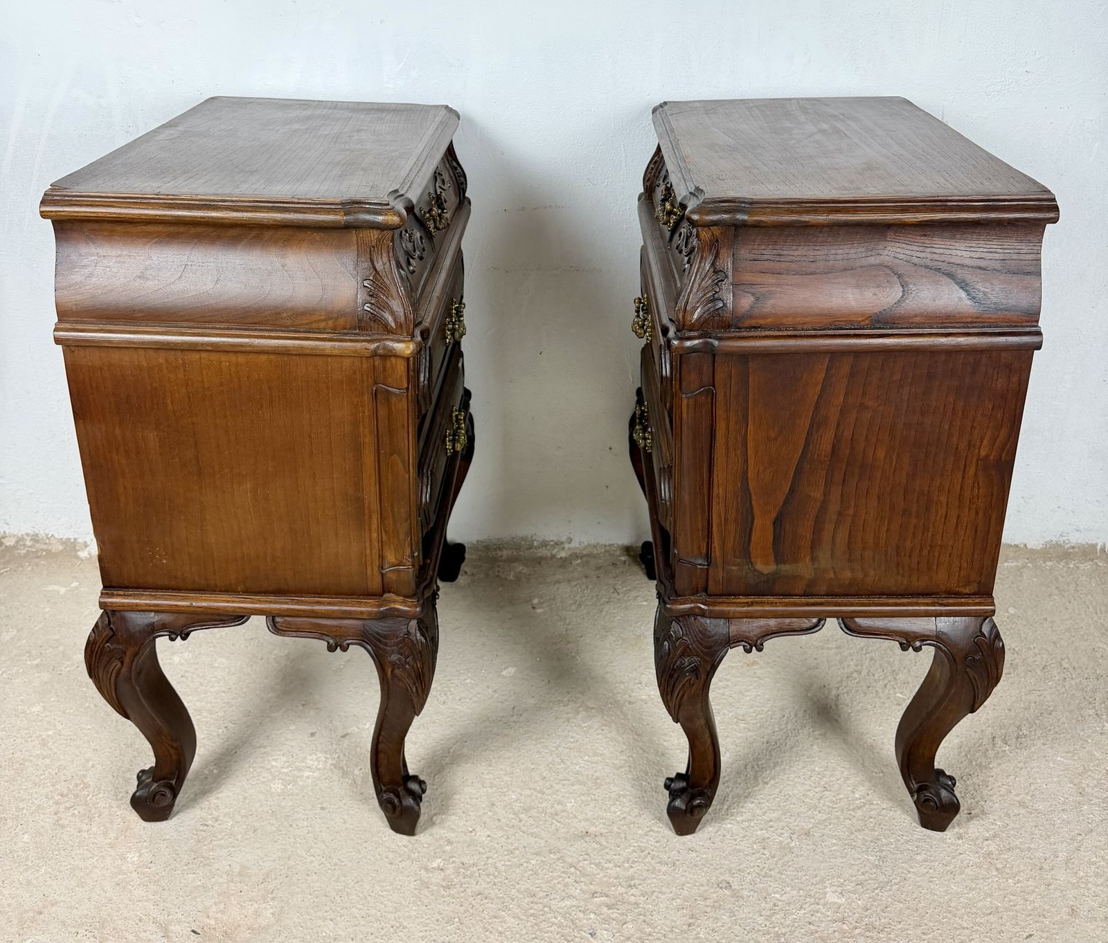 Meubels Paar Franse Louis XV-stijl houten nachtkastjes, 20e eeuw photo