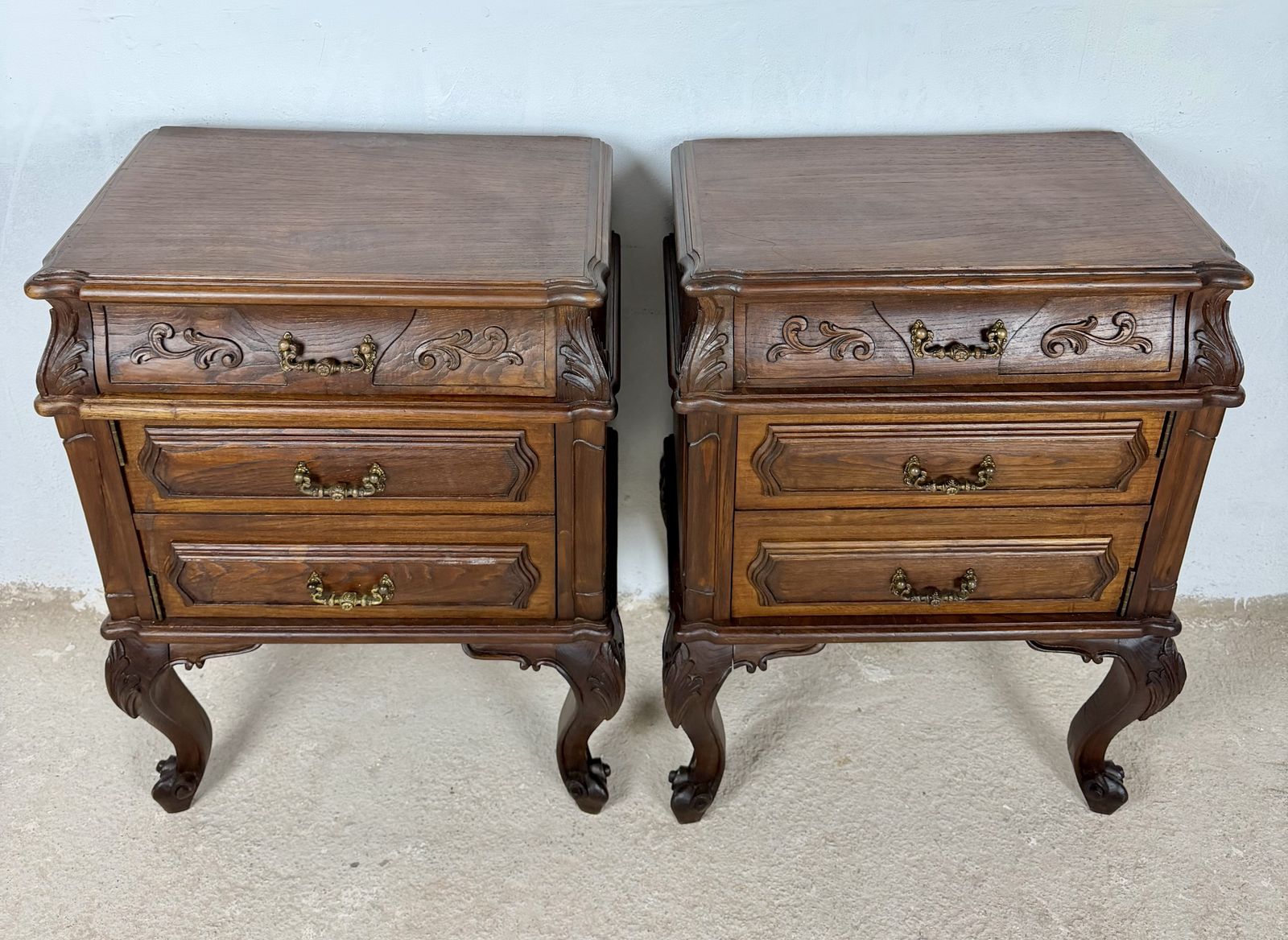 photo buy Paar Franse Louis XV-stijl houten nachtkastjes, 20e eeuw