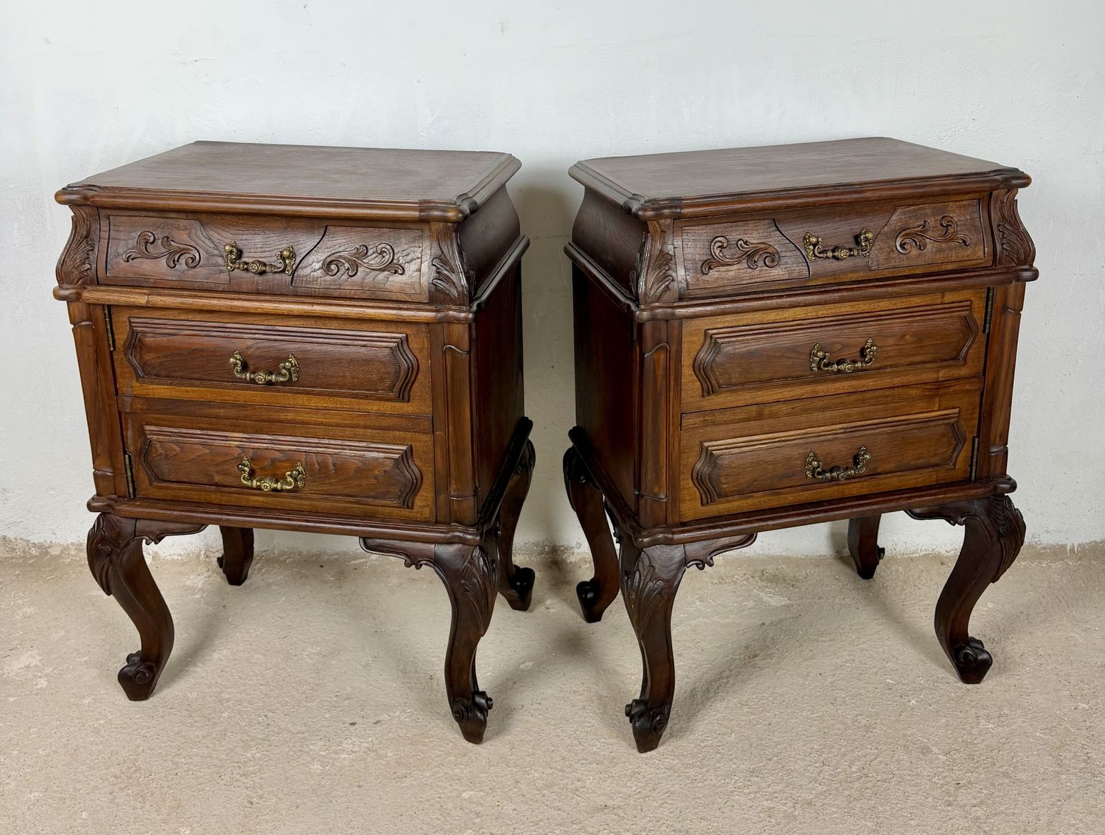photo vintage Paar Franse Louis XV-stijl houten nachtkastjes, 20e eeuw