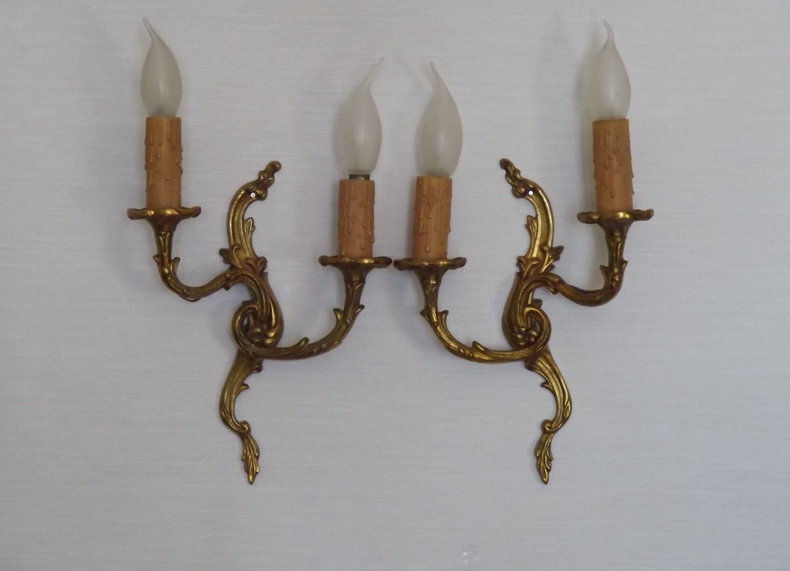 Stel van elegante Franse bronzen wandkandelaars met tegengestelde acanthusbladeren – dubbele uitvoering photo Verlichting