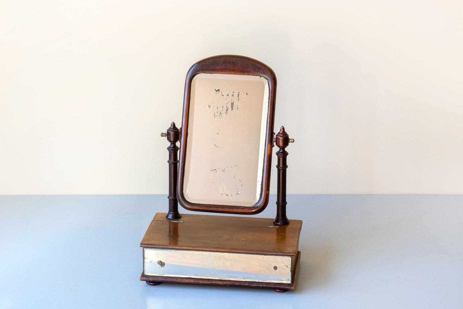 photo furniture Antieke Victoriaanse tafelpspiegel van mahonie met lade – geslepen spiegelglas – kaptafelspiegel