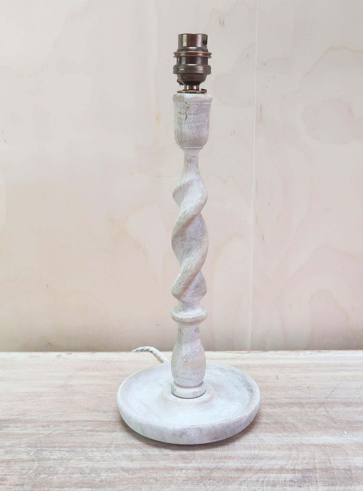 Antieke gekalkte eiken barley twist tafellampen, Engels, ca. 1920 photo Verlichting