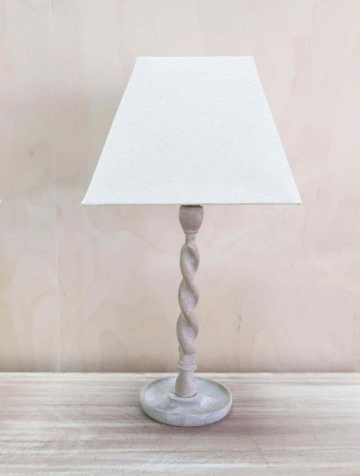 Antieke gekalkte eiken barley twist tafellampen, Engels, ca. 1920 photo vinterior