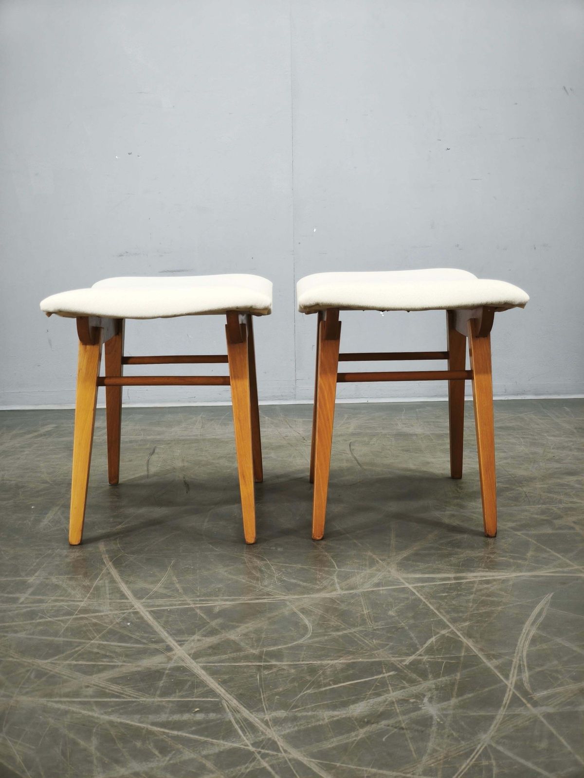 photo furniture Paar beukenhouten krukken van Závod Malacky, Tsjecho-Slowakije, jaren 1970