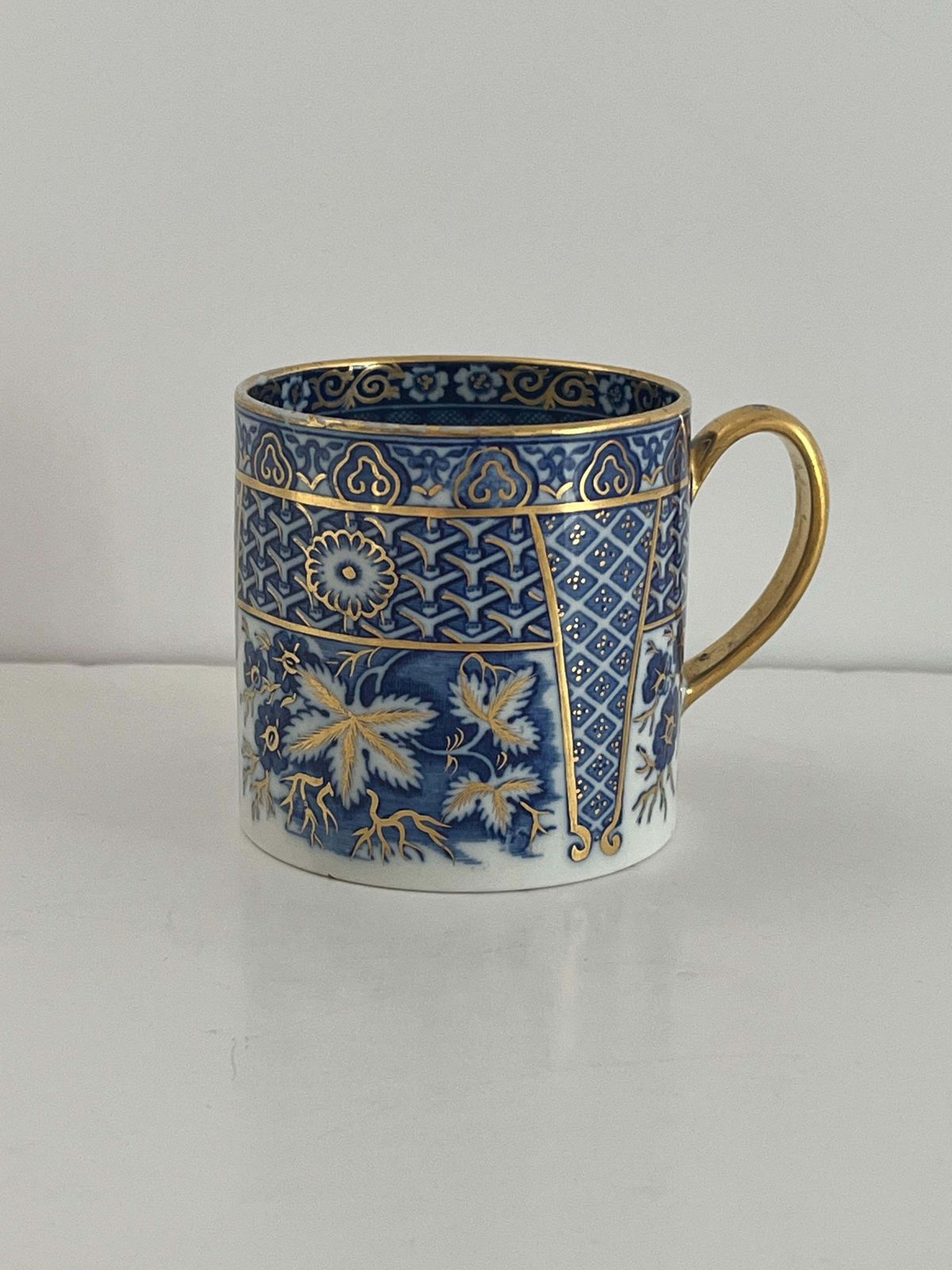 Georgisch Wedgwood koffiekopje, fijn handgeschilderd patroon, ingegraveerd merk, ca. 1805 photo Woonaccessoires