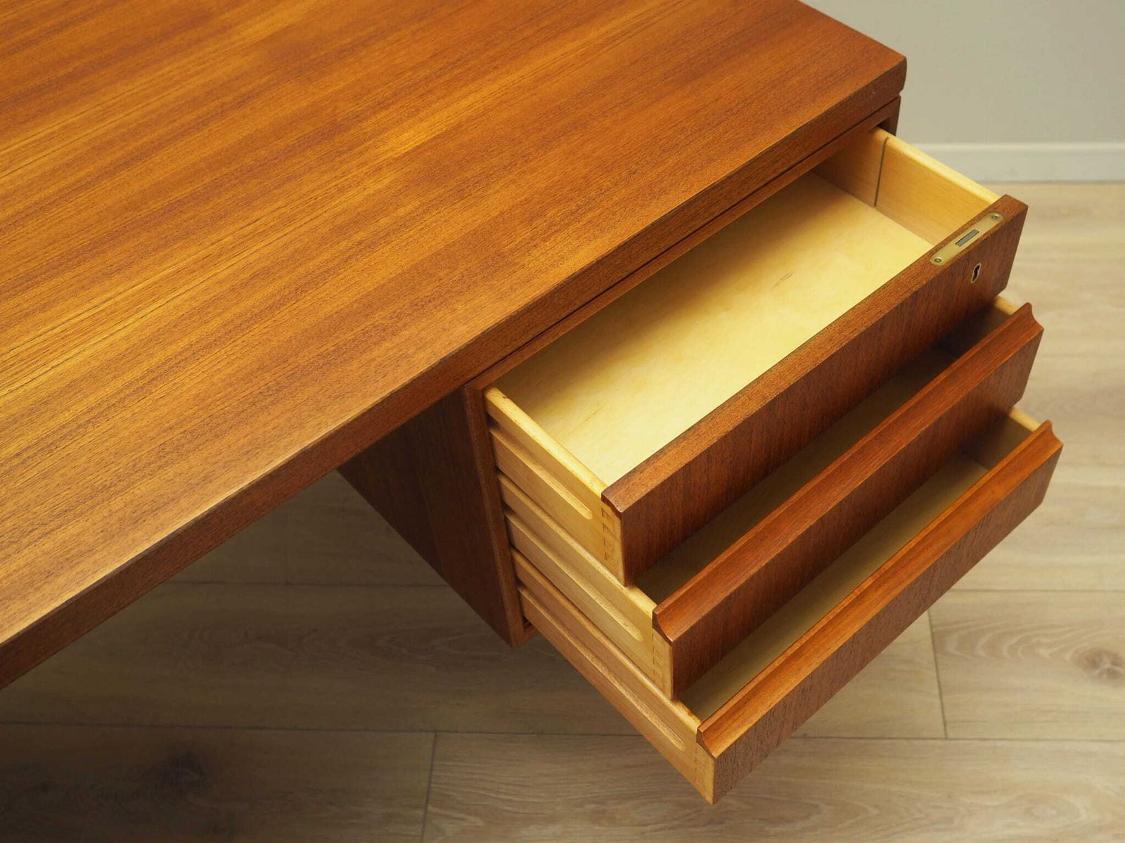 photo vinterior Teak Desk, Danish Design, 1970s, Production: Denmark