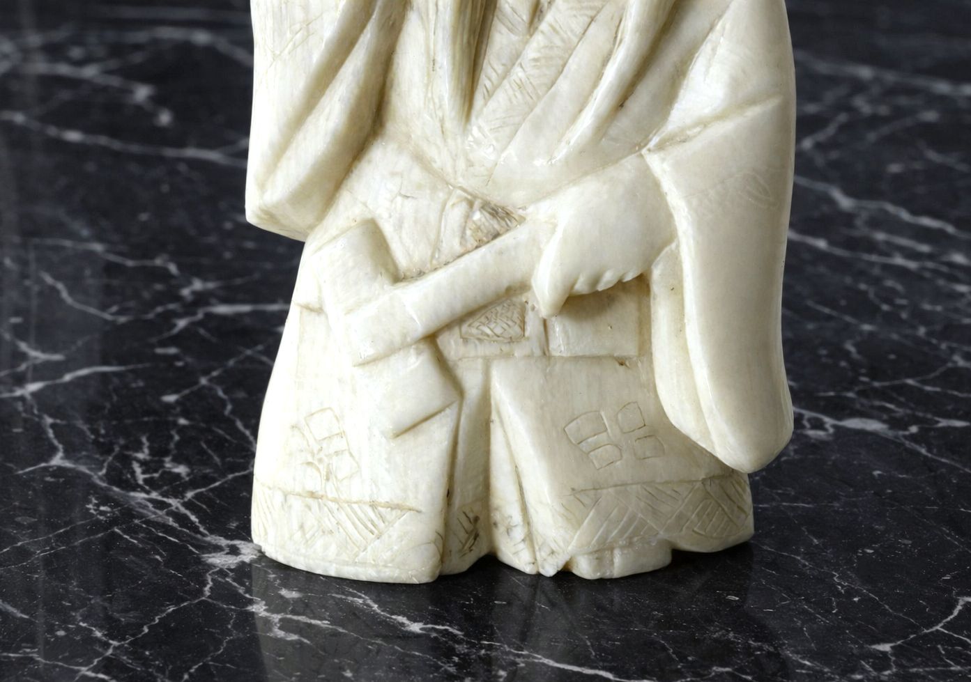 photo for sale Set van drie netsuke-sculpturen – Draaiend gezicht – Japan, Meiji-periode (1868–1912)