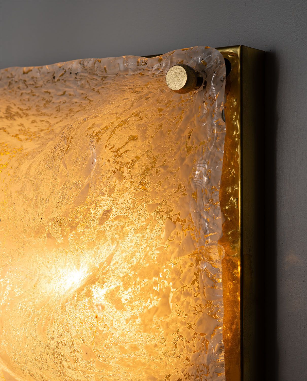 Sculpturele Murano ijsglas wandlamp met messing achterplaat, Italië, jaren 1970 photo buy