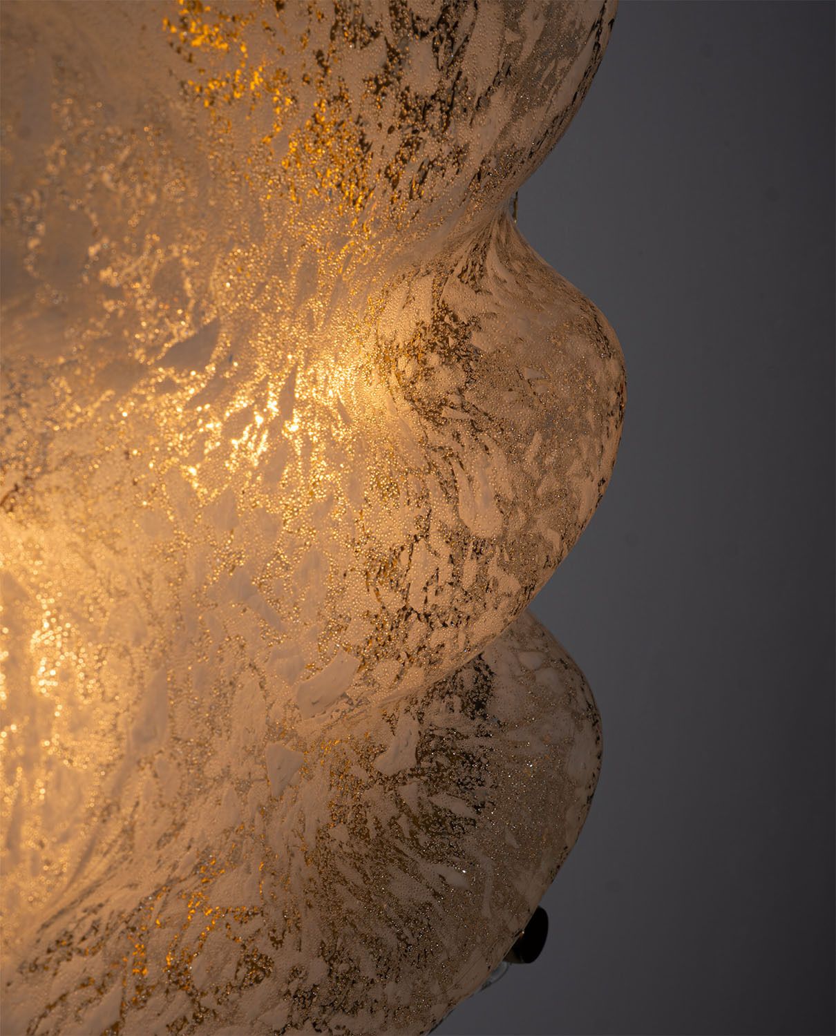 Sculpturele Murano ijsglas wandlamp met messing achterplaat, Italië, jaren 1970 photo vintage