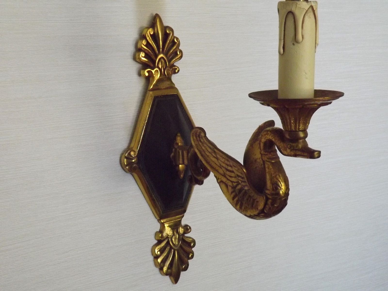 475.0 Uitzonderlijk paar Franse Empire bronzen wandlampen met gevleugelde zwanenarmen photo