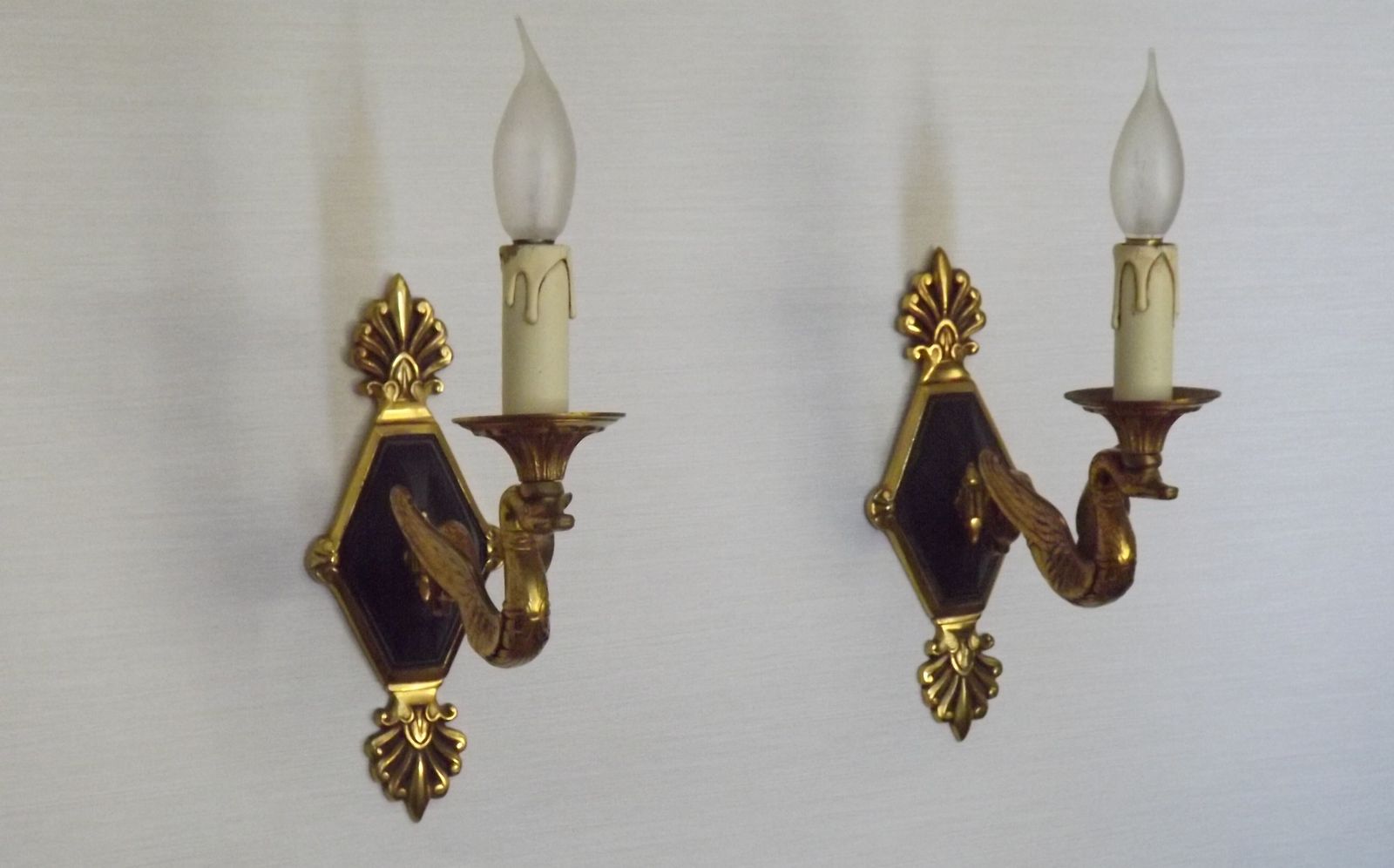 Paire d'appliques murales d'époque Empire en bronze doré, à bras en col de cygne ailé photo Luminaires