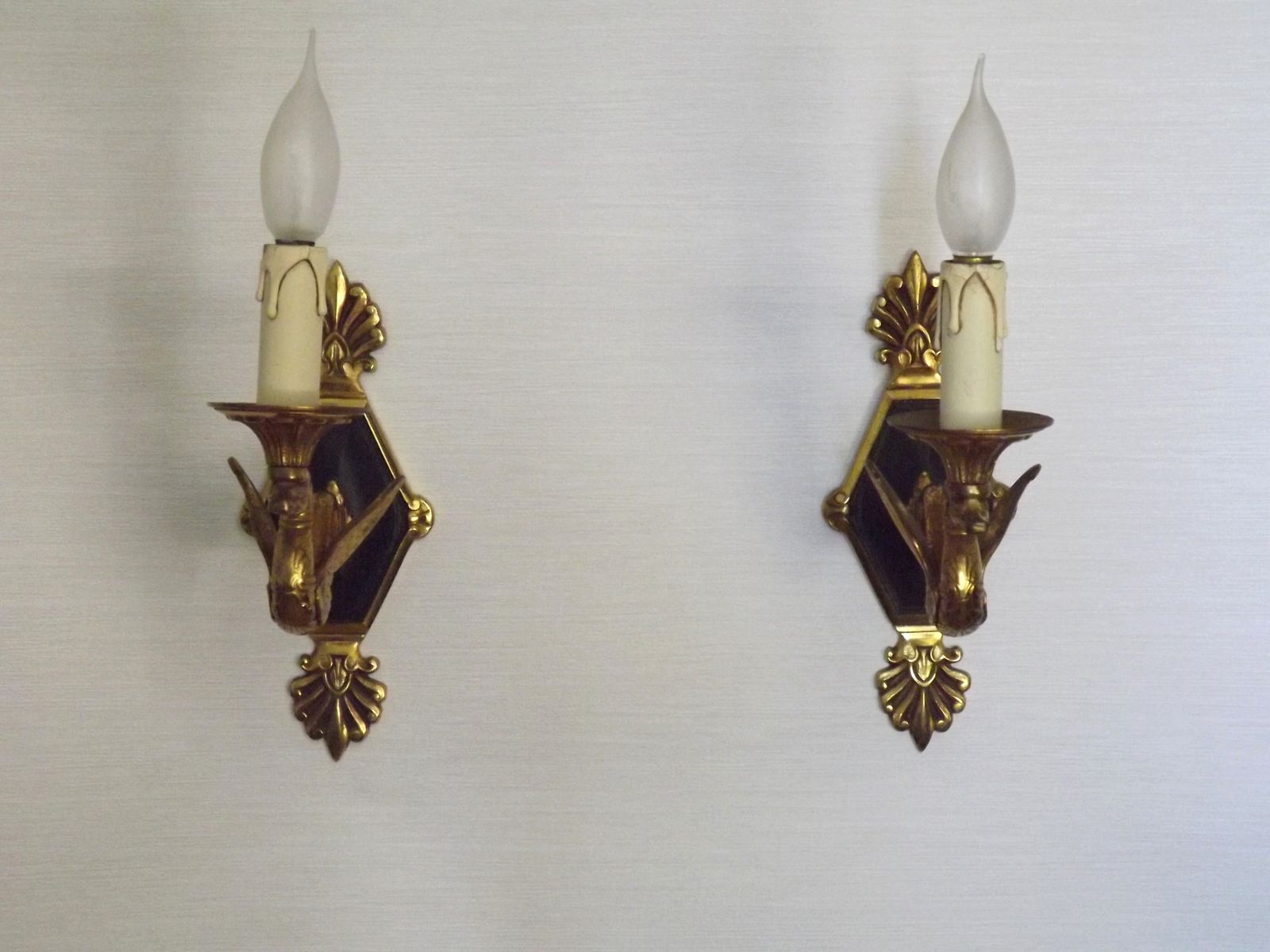 Uitzonderlijk paar Franse Empire bronzen wandlampen met gevleugelde zwanenarmen photo buy