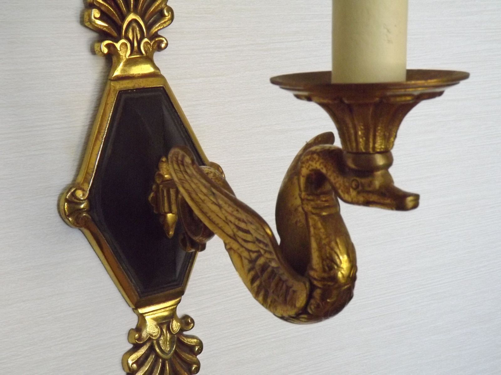 photo vintage Paire d'appliques murales d'époque Empire en bronze doré, à bras en col de cygne ailé