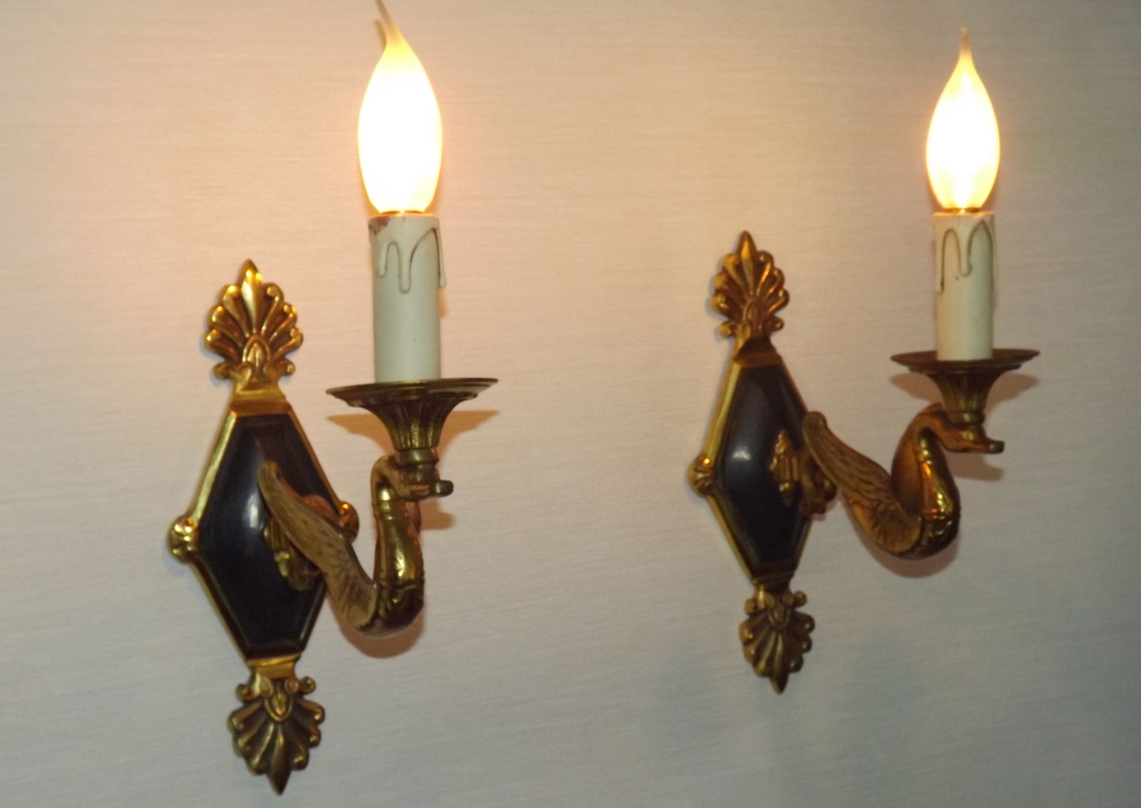 Uitzonderlijk paar Franse Empire bronzen wandlampen met gevleugelde zwanenarmen photo 475.0
