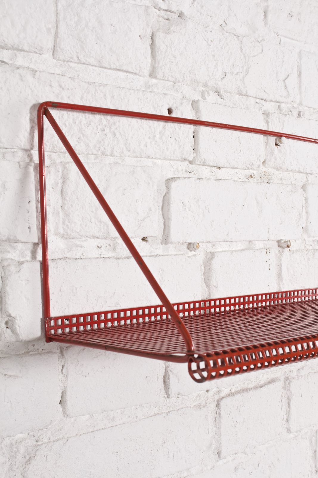 Jaren 1950 Nederlandse modernistische rode geperforeerde metalen wandplank van Tjerk Reijenga voor Pilastro photo furniture