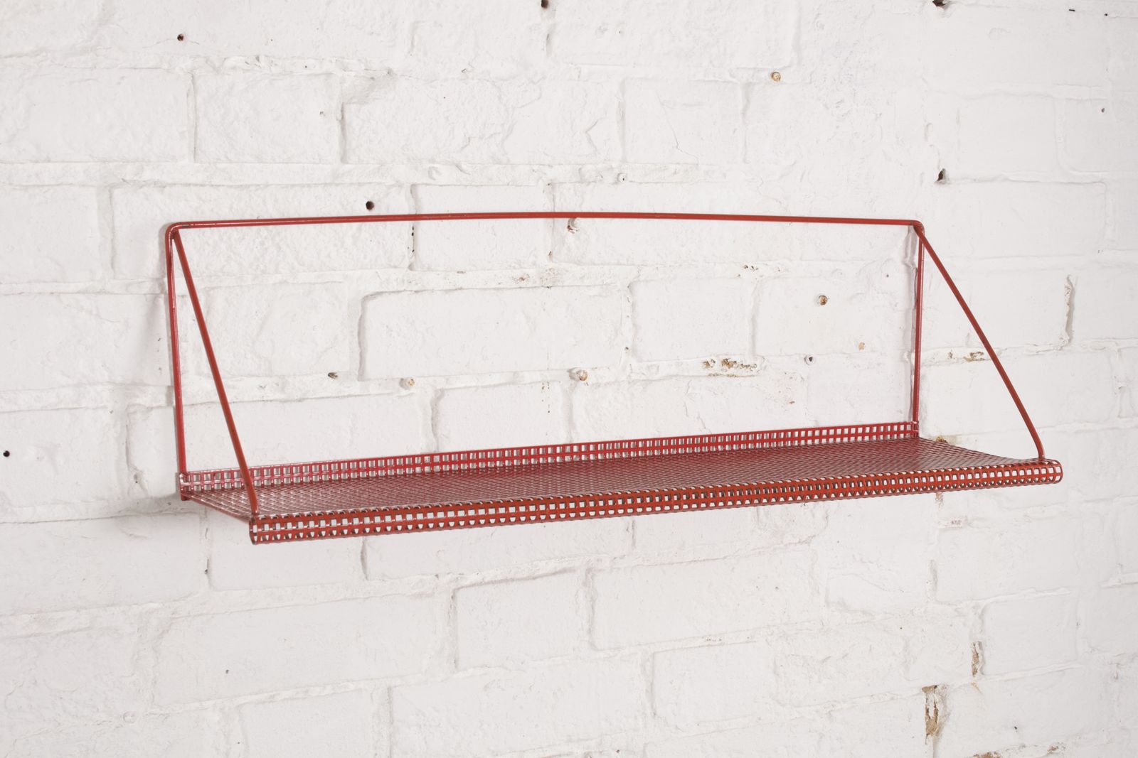 Jaren 1950 Nederlandse modernistische rode geperforeerde metalen wandplank van Tjerk Reijenga voor Pilastro photo Meubels