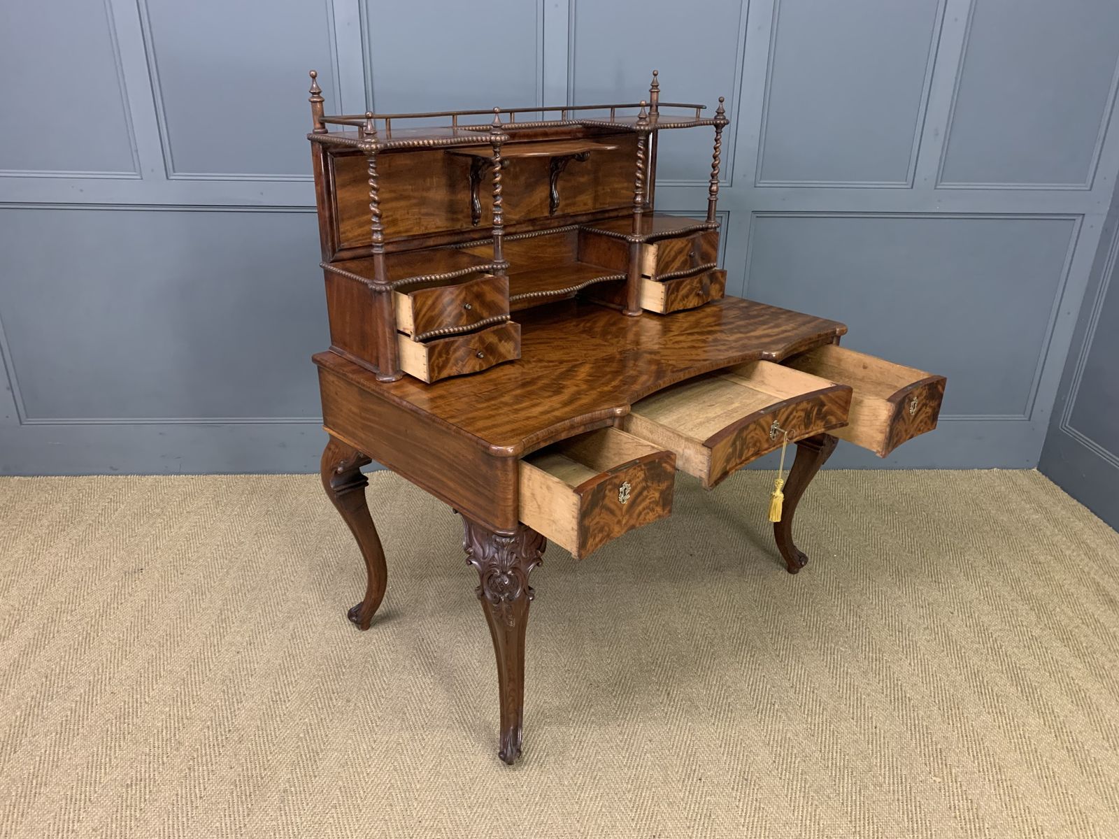 photo vintage Flame Mahogany Writing Desk, 1800s