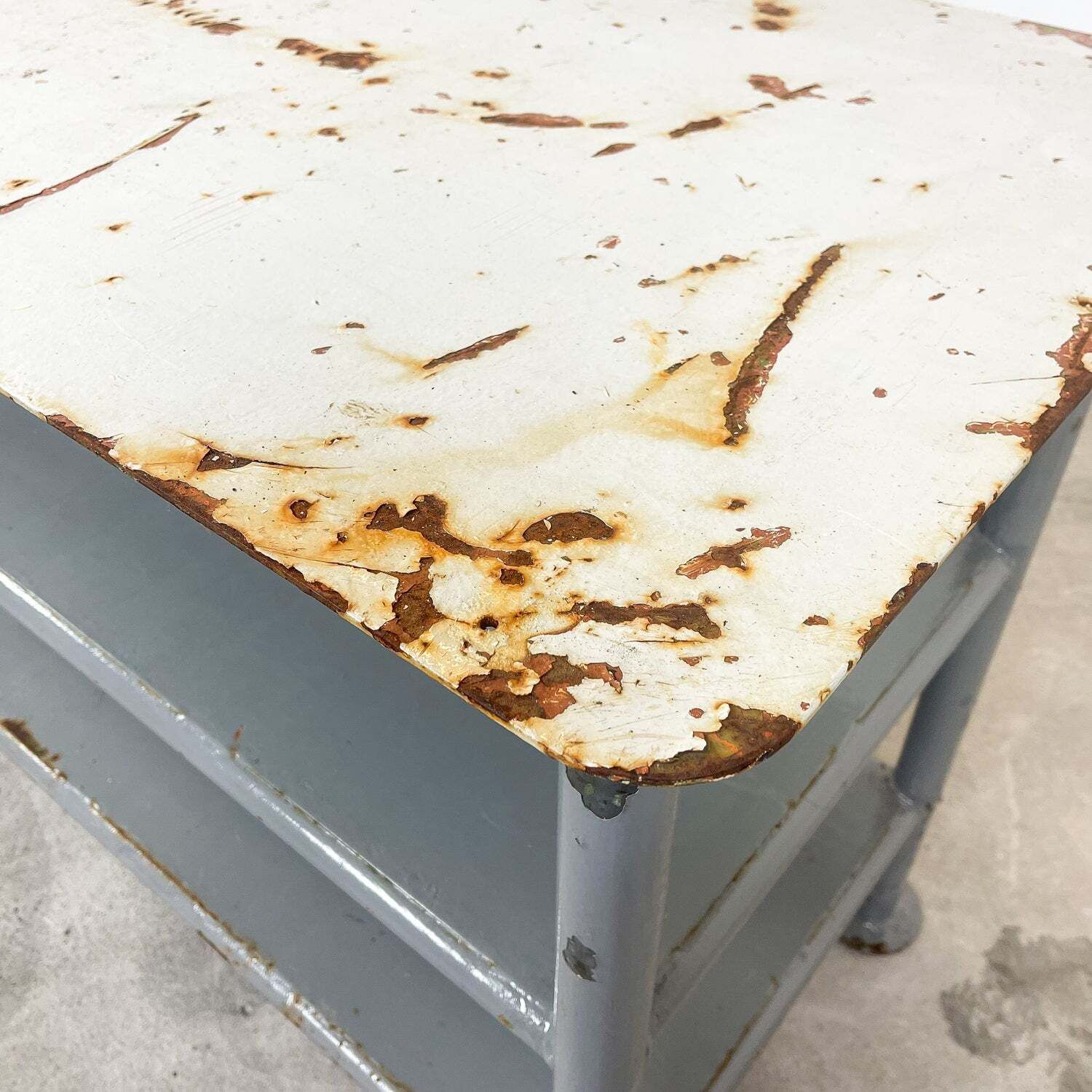 Industriële metalen werktafel met drie niveaus photo buy
