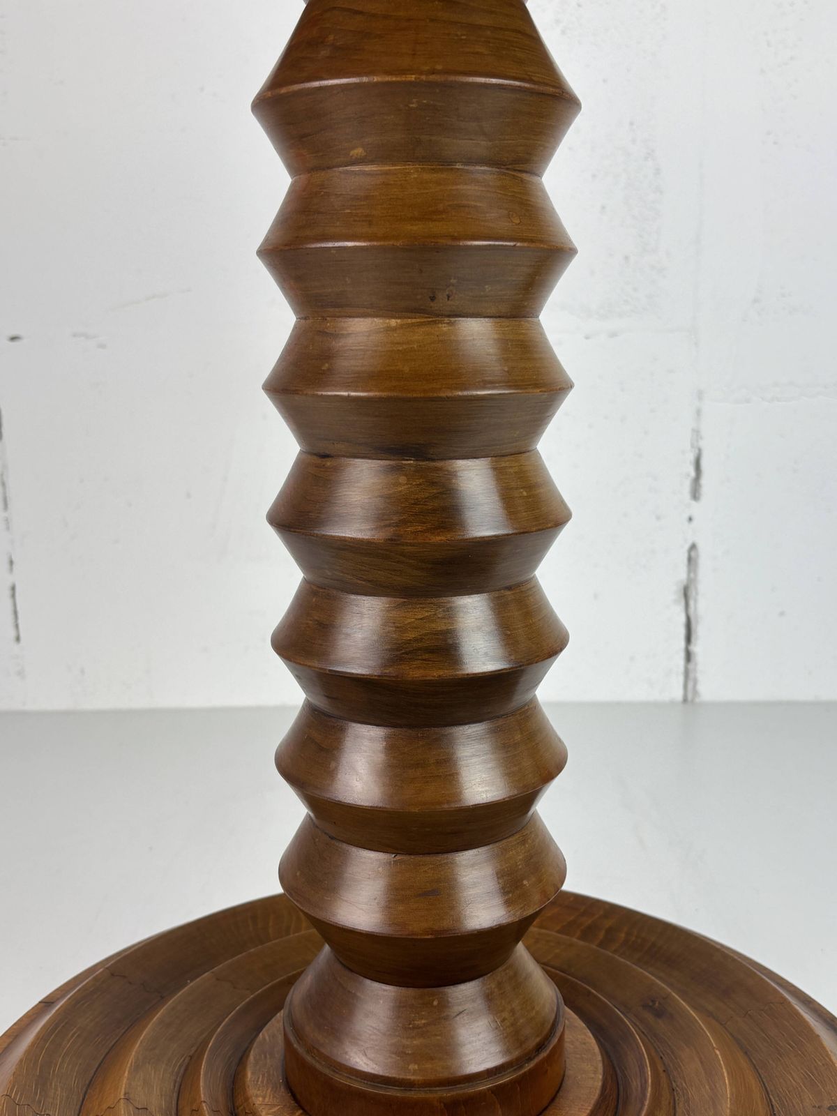 Table d'appoint mid-century brutaliste en bois tourné, dans le style de Charles Dudouyt photo vinterior