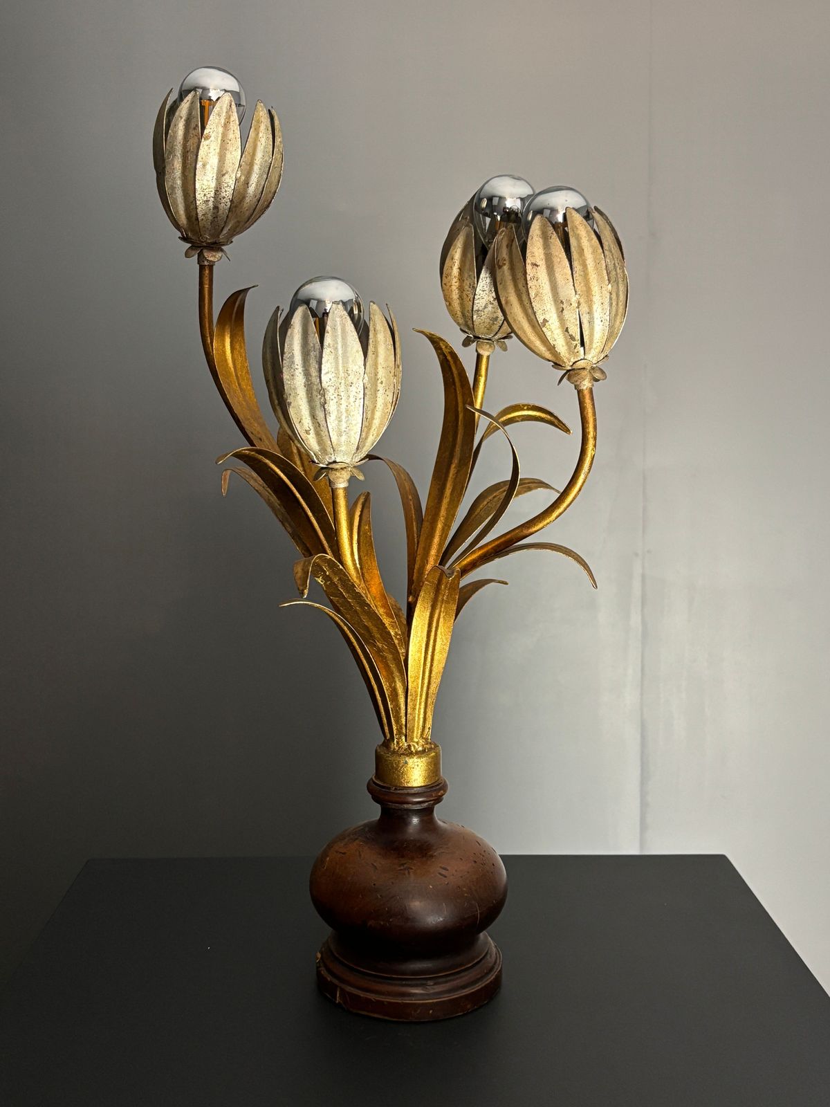 Lampe de table florentine mid-century Hollywood Regency en métal doré, fleurs, années 1960. photo for sale