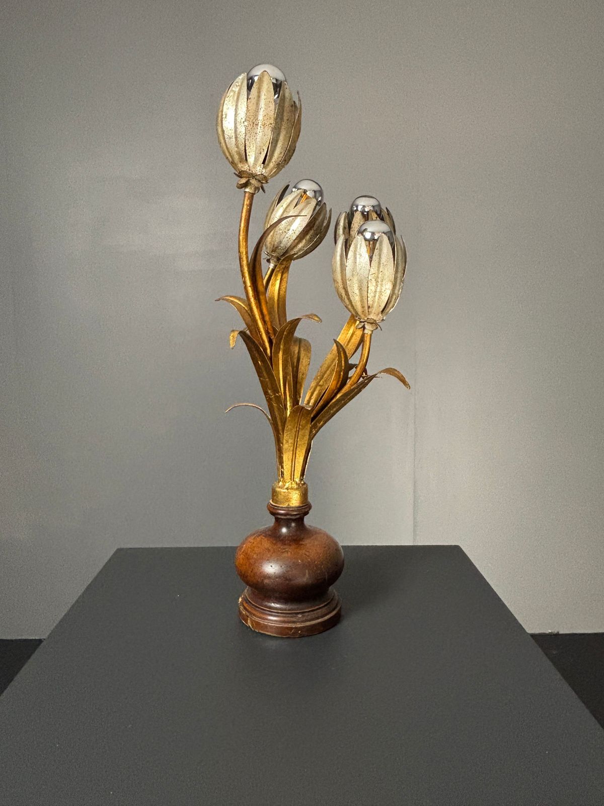 photo furniture Lampe de table florentine mid-century Hollywood Regency en métal doré, fleurs, années 1960.