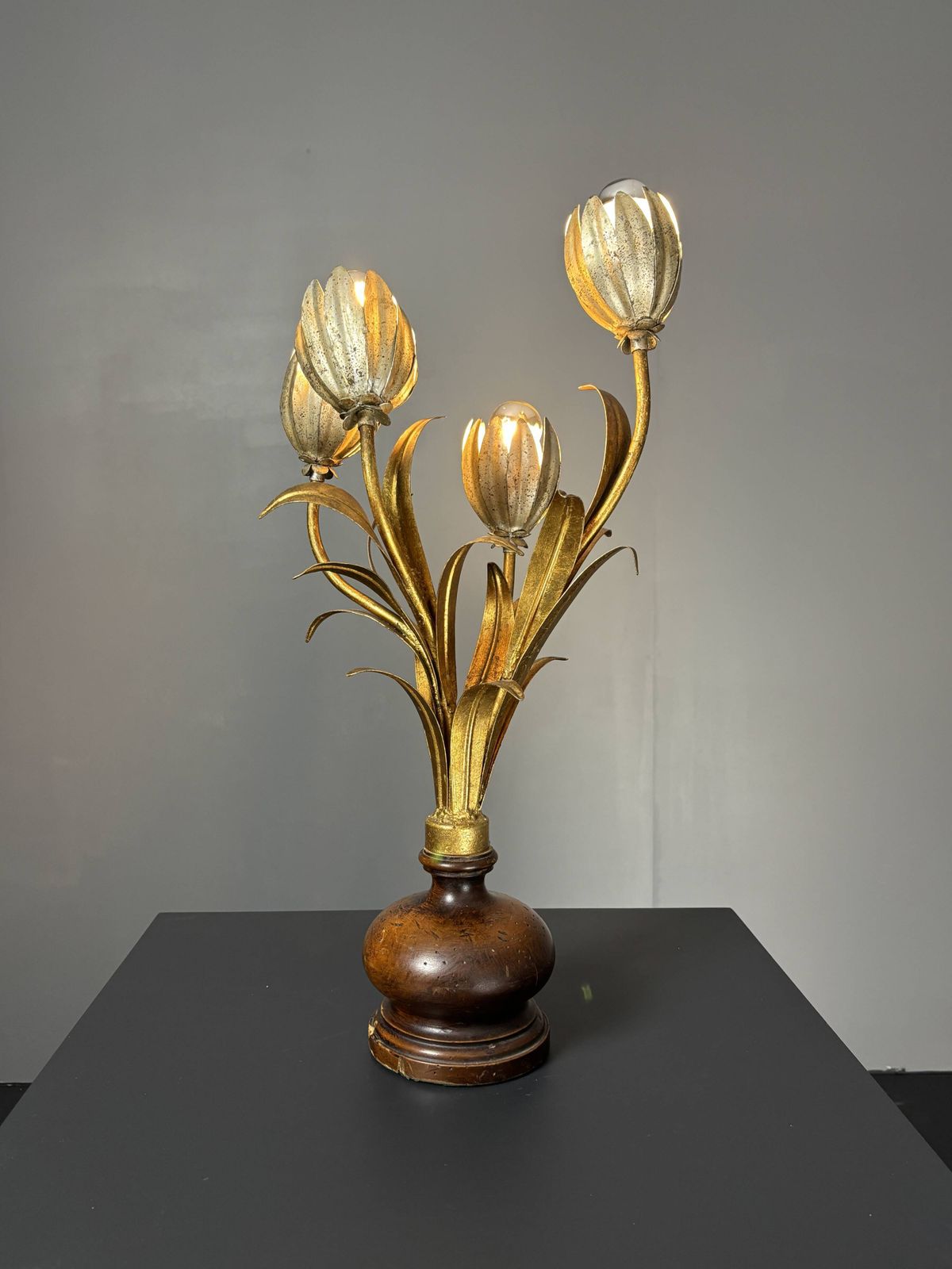 photo buy Lampe de table florentine mid-century Hollywood Regency en métal doré, fleurs, années 1960.