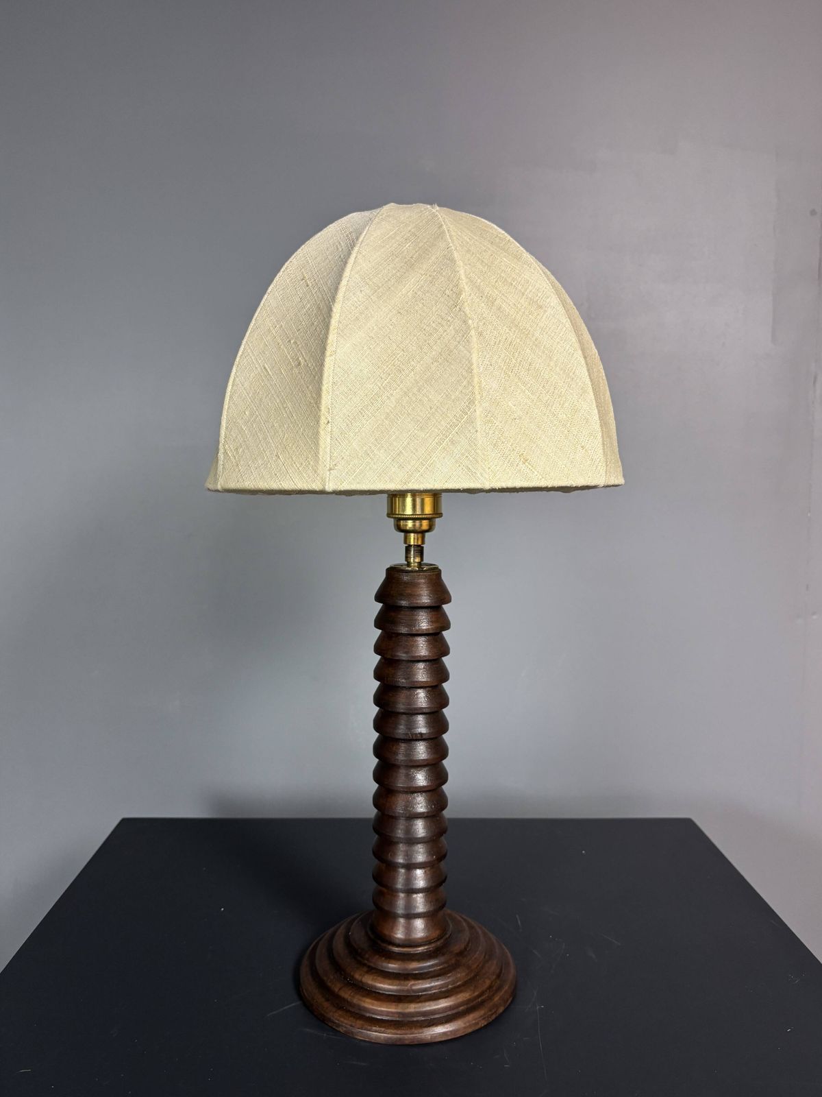 Luminaires Lampe de table mid-century brutalist en bois tourné, dans le style de Charles Dudouyt, années 1950 photo