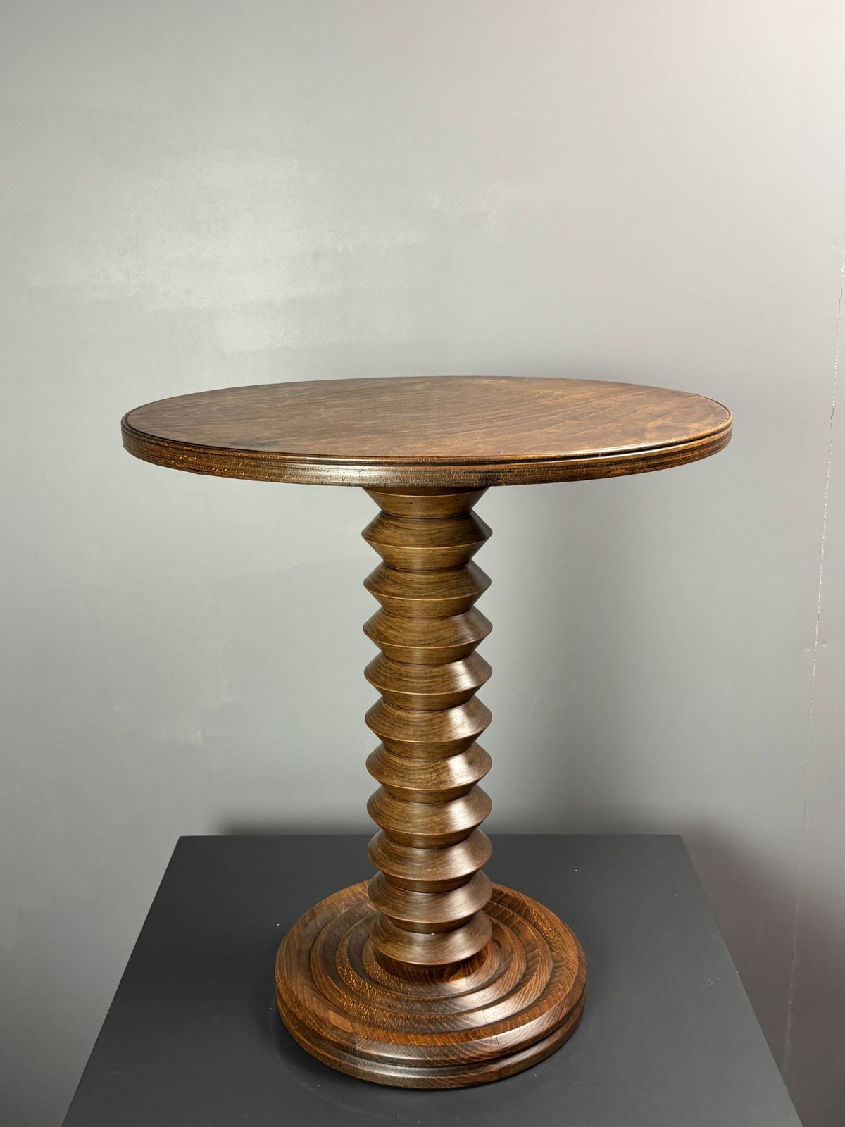 Mobilier Table d'appoint mid-century brutaliste en bois à pieds tournés, dans le style de Charles Dudouyt photo