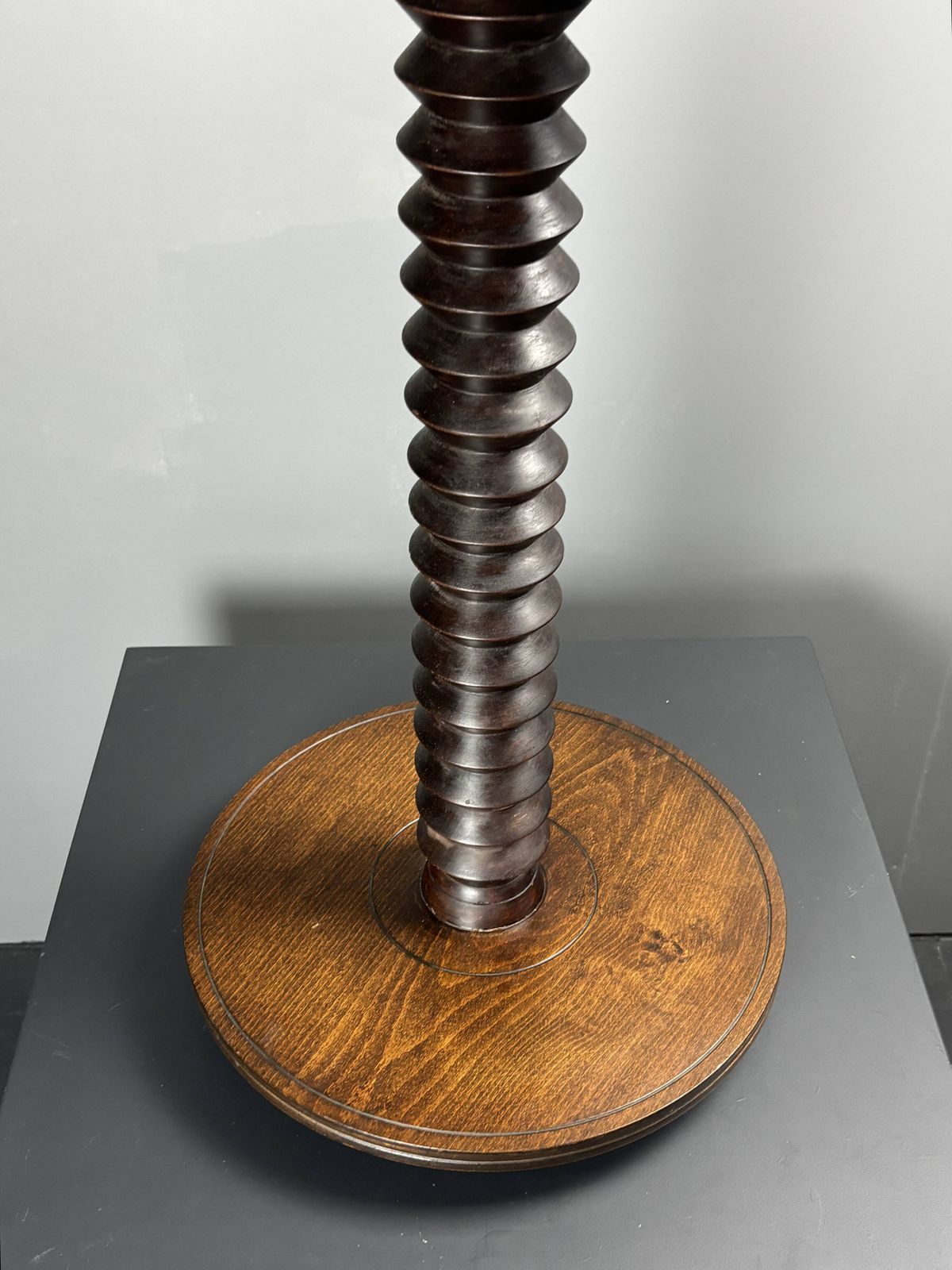 Table d'appoint mid-century brutaliste en bois à pieds tournés, dans le style de Charles Dudouyt photo vinterior