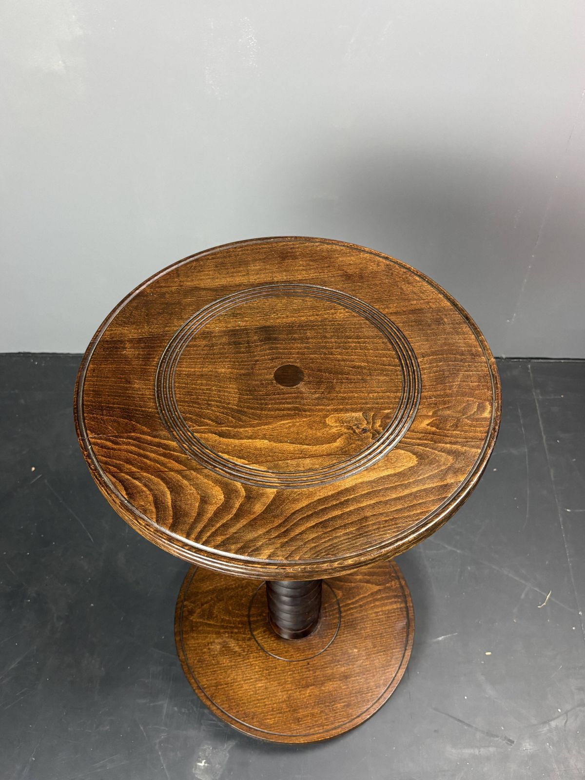 Table d'appoint mid-century brutaliste en bois à pieds tournés, dans le style de Charles Dudouyt photo buy