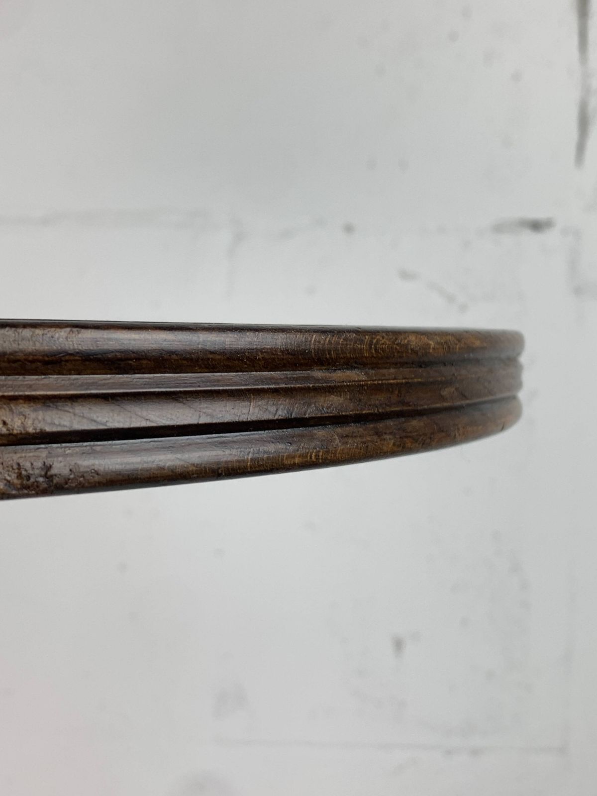photo furniture Table d'appoint mid-century brutaliste en bois à pieds tournés, dans le style de Charles Dudouyt