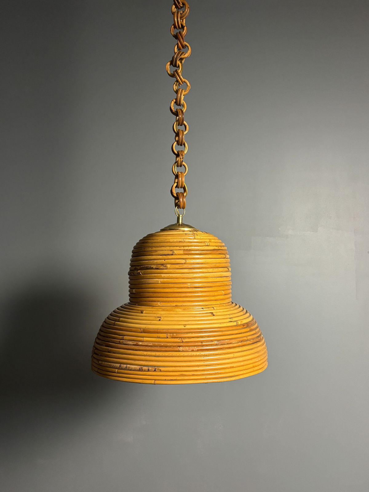 Suspension mid-century italienne en rotin et laiton photo for sale