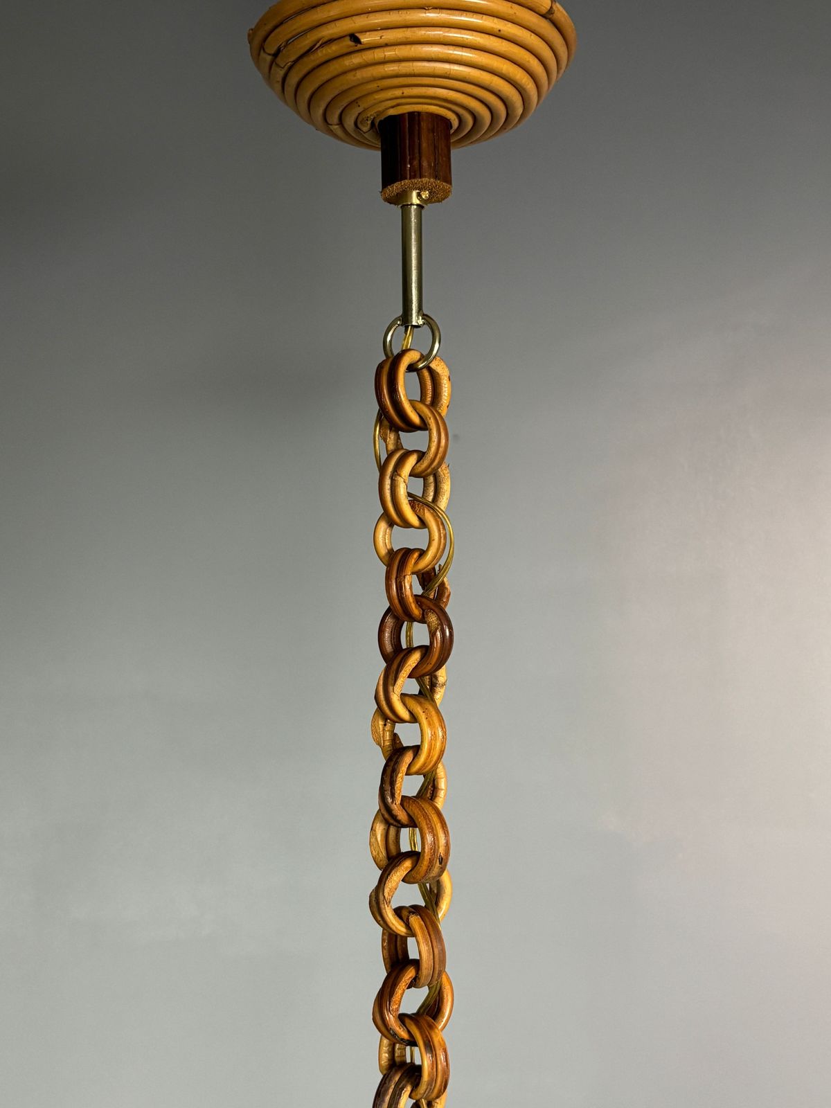 578.0 Suspension mid-century italienne en rotin et laiton photo