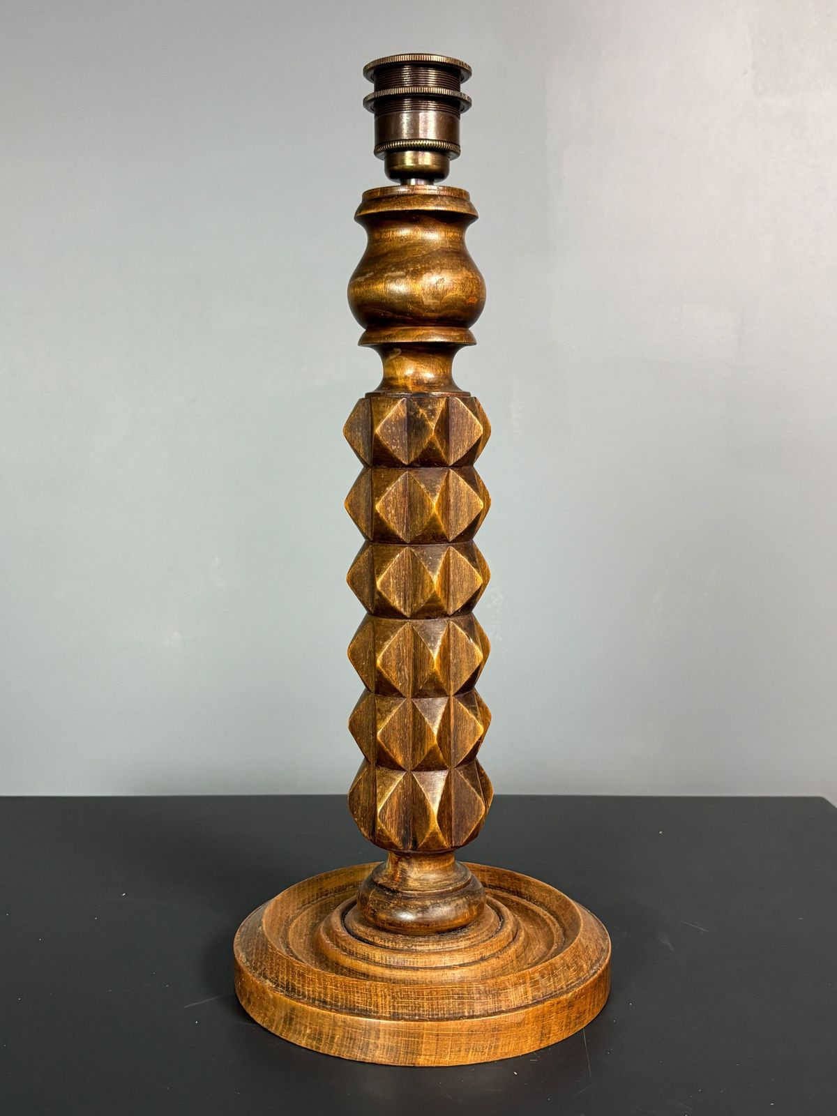 Lampe de table brutaliste en bois tourné, dans le style de Charles Dudouyt, années 1950 photo Luminaires