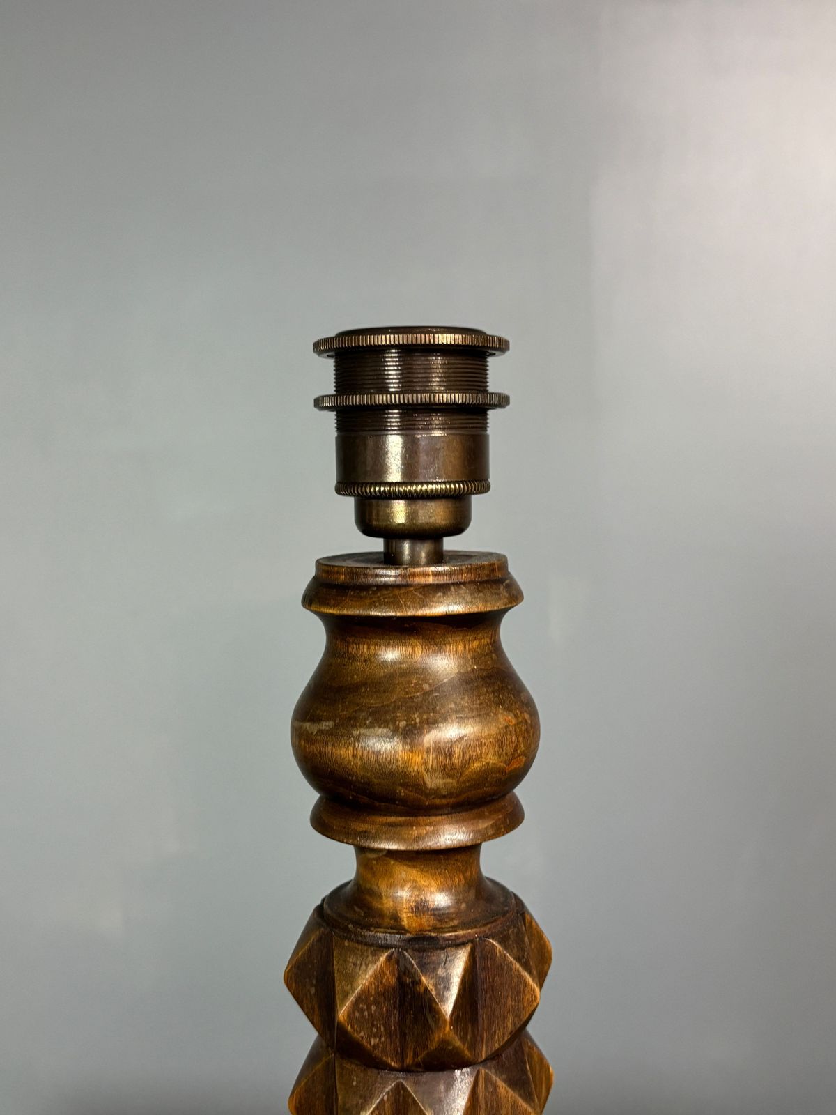 Lampe de table brutaliste en bois tourné, dans le style de Charles Dudouyt, années 1950 photo 525.0