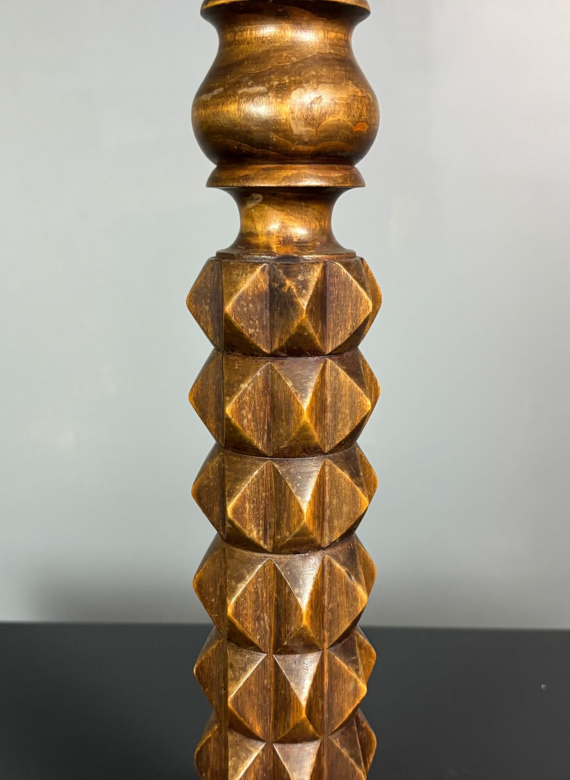 Lampe de table brutaliste en bois tourné, dans le style de Charles Dudouyt, années 1950 photo vinterior