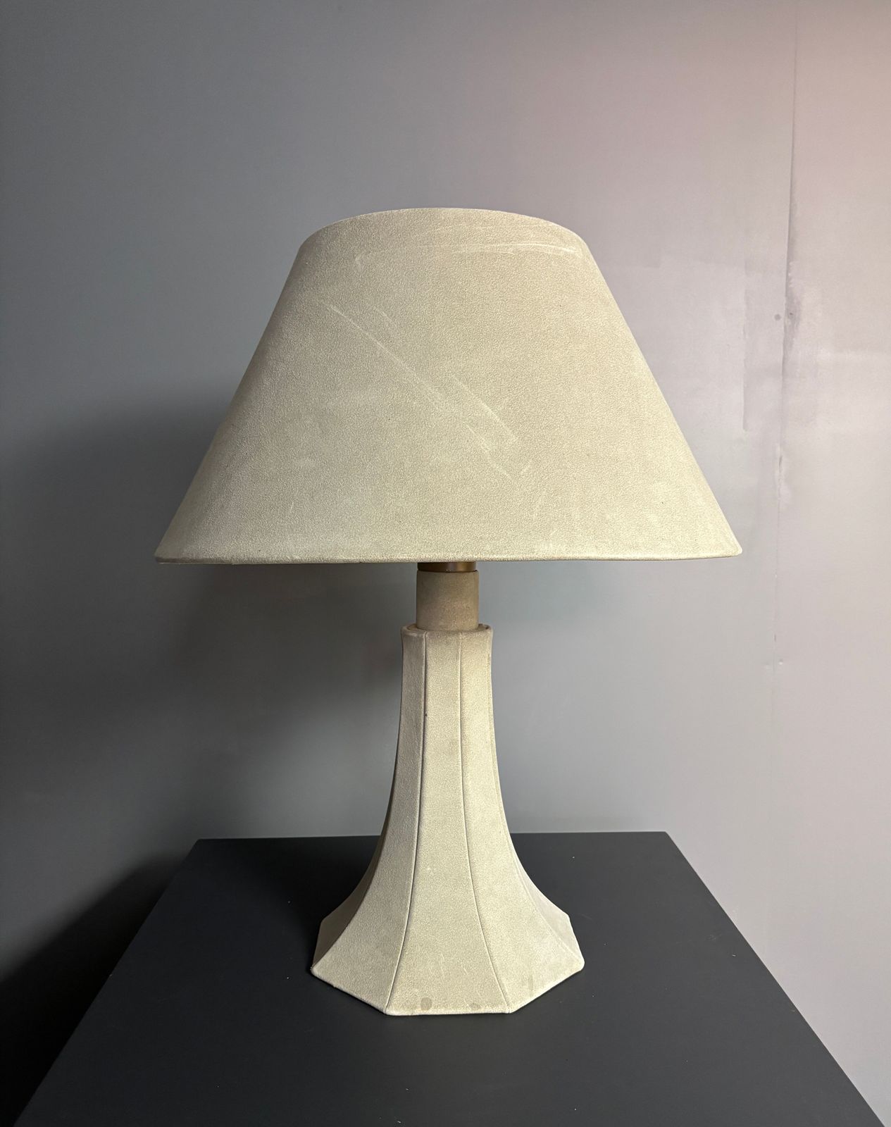 Grande lampe de table mid-century en cuir suédé, couleur champignon, années 1960-1970 photo vintage