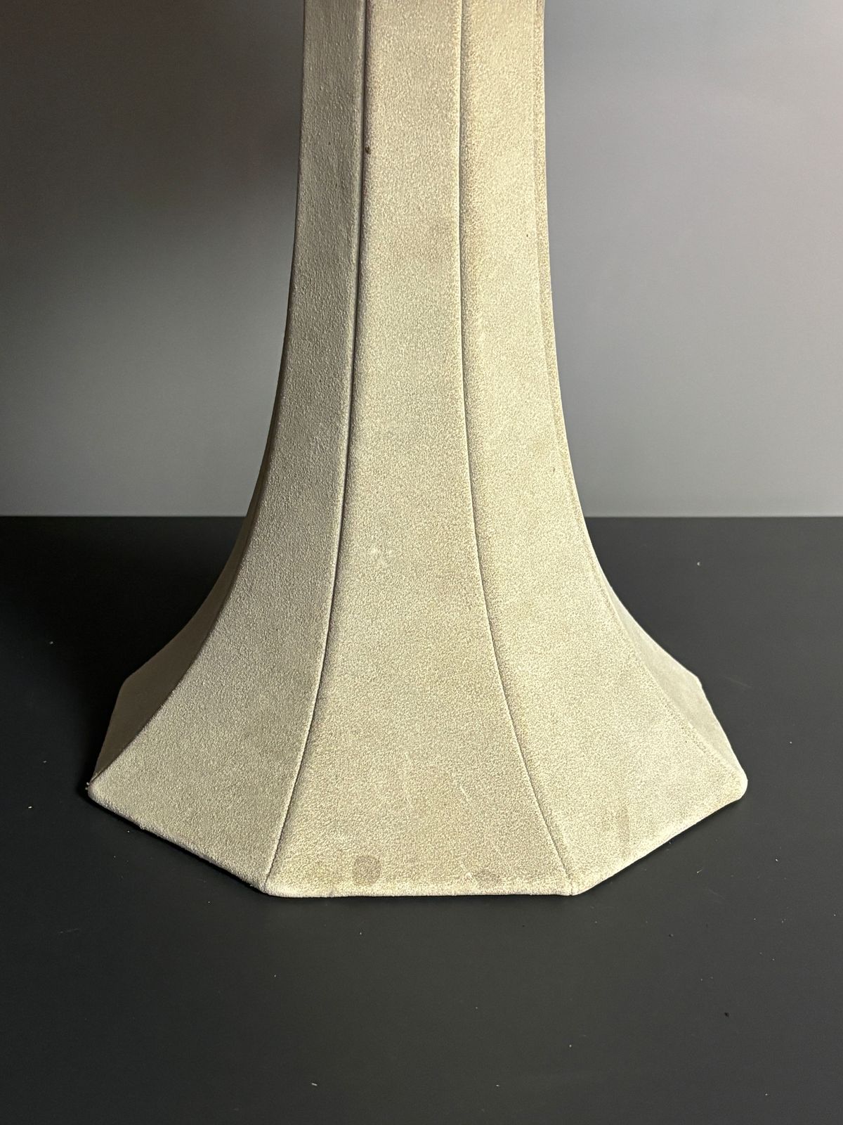 photo furniture Grande lampe de table mid-century en cuir suédé, couleur champignon, années 1960-1970