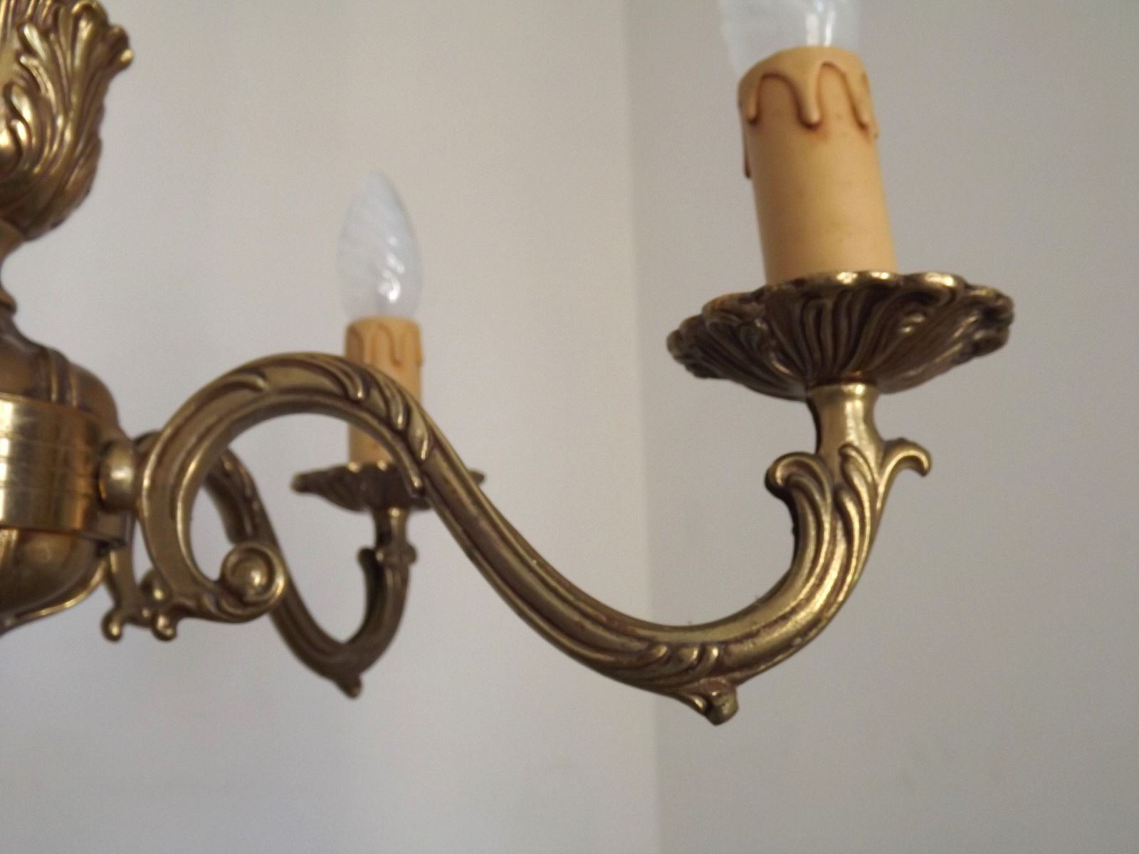 photo vintage Franse bronzen kroonluchter – Traditionele mid-century stijl, 5 lichtpunten