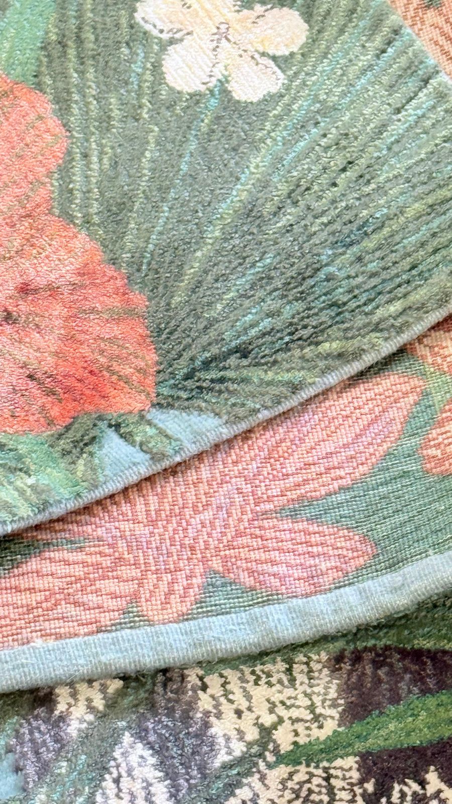 Textiles Tapis de luxe noué à la main en soie, motif jungle tropicale, léopard et singe photo