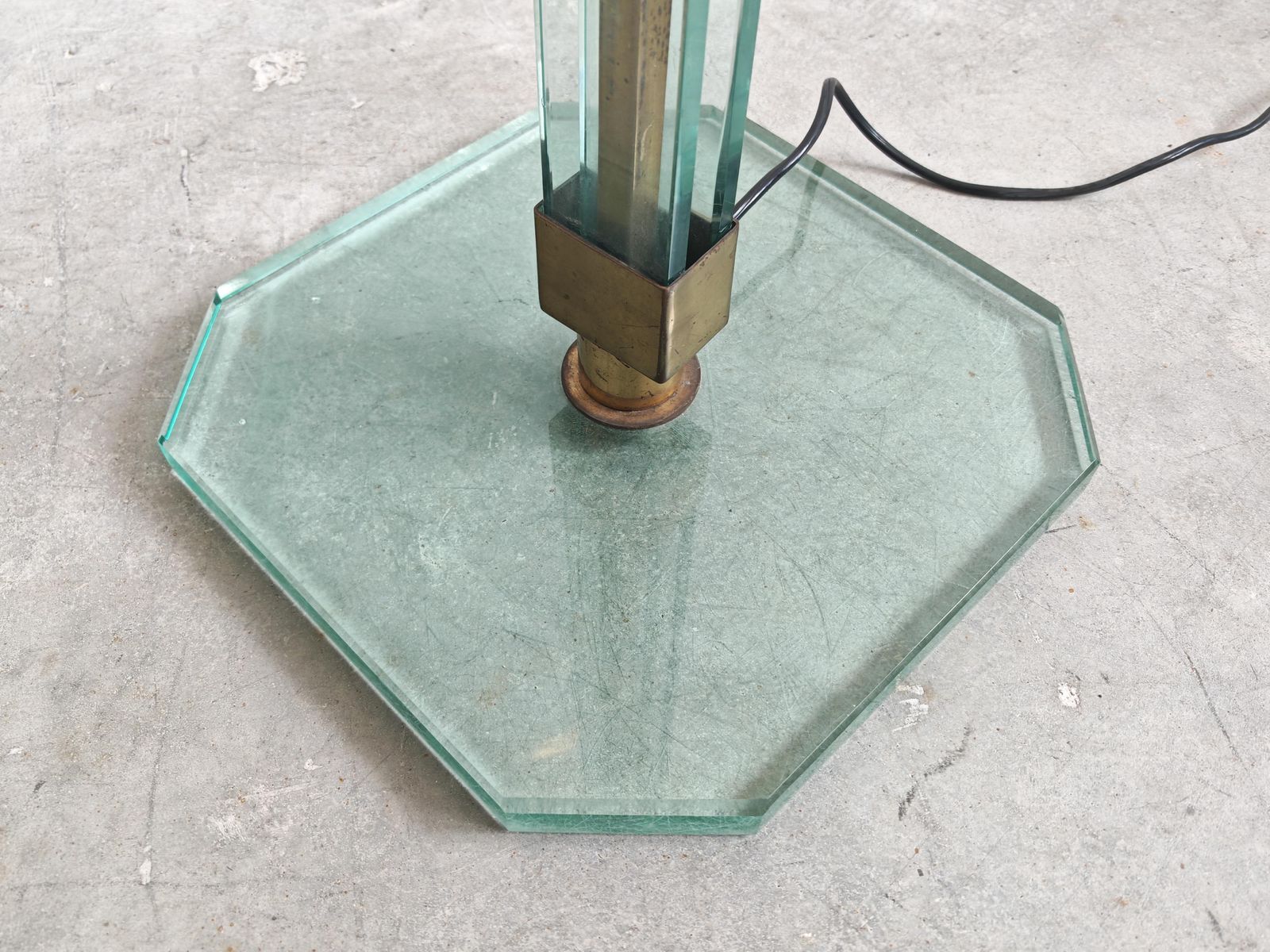 Mid-Century Modern Vloerlamp in Glas en Messing, toegeschreven aan Fontana Arte photo for sale