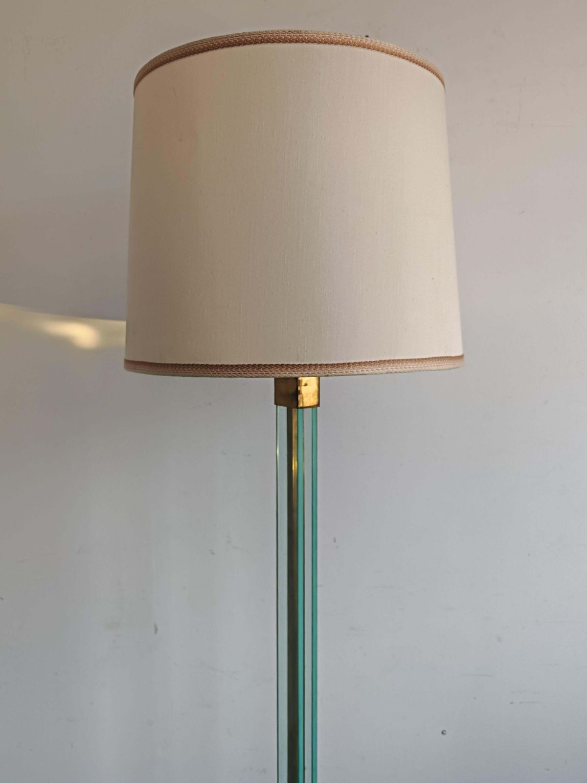 Mid-Century Modern Vloerlamp in Glas en Messing, toegeschreven aan Fontana Arte photo Verlichting