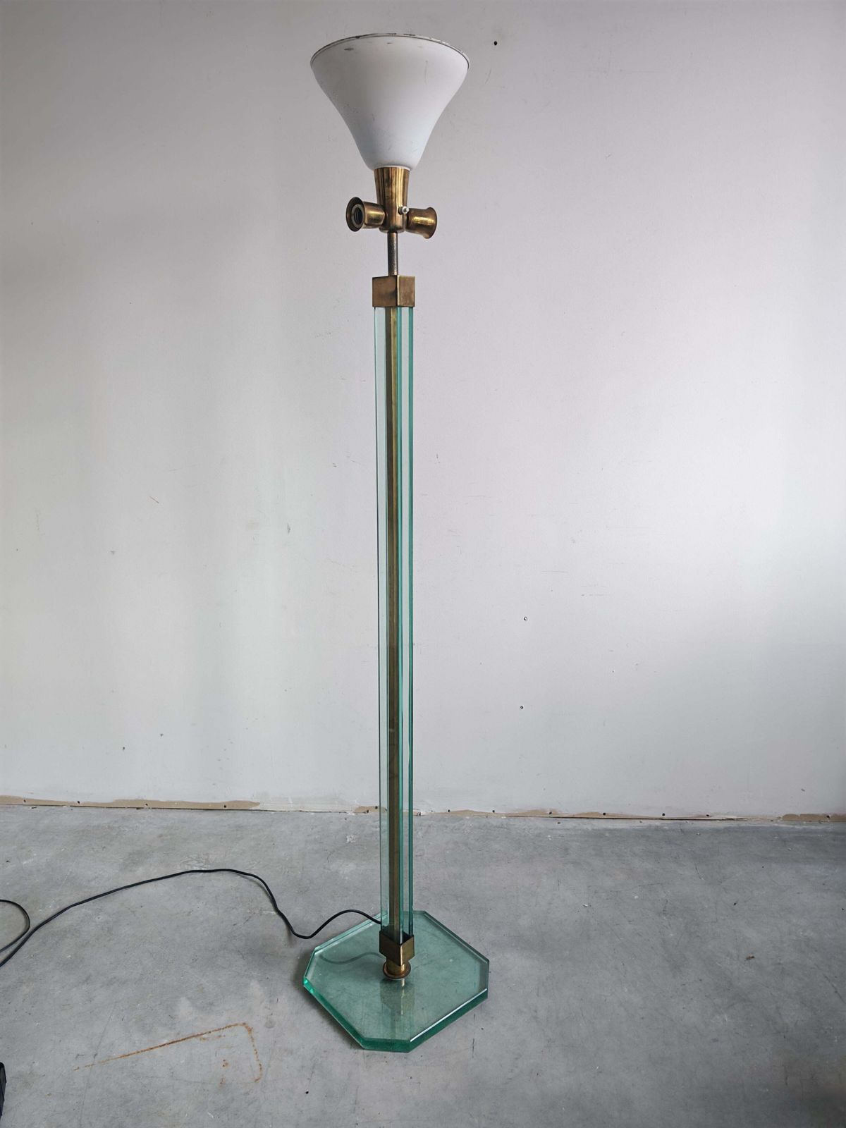 Mid-Century Modern Vloerlamp in Glas en Messing, toegeschreven aan Fontana Arte photo 5654.0