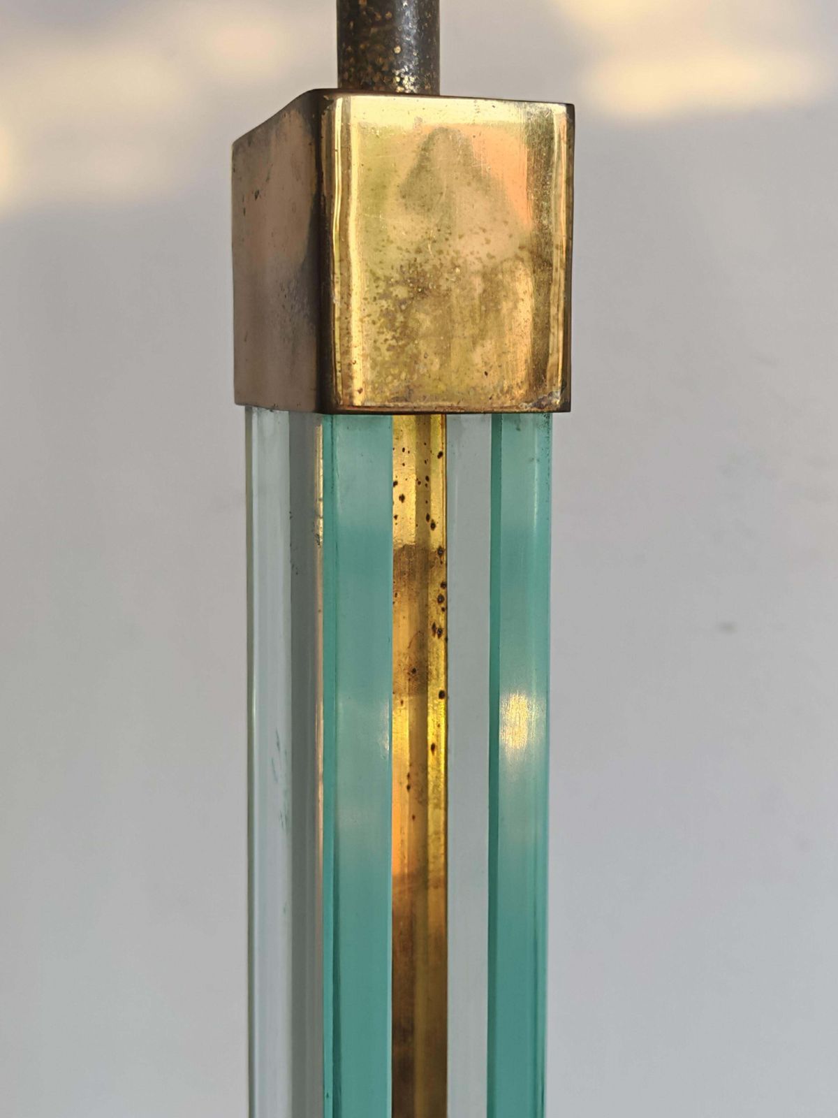 photo furniture Mid-Century Modern Vloerlamp in Glas en Messing, toegeschreven aan Fontana Arte