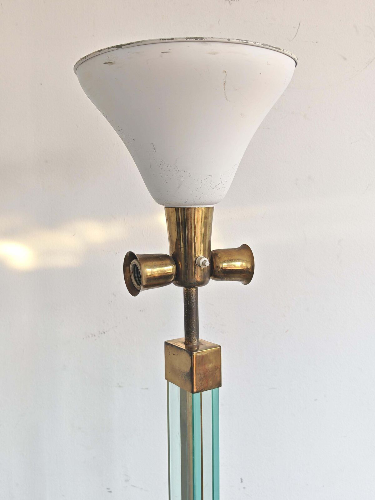 photo for sale Mid-Century Modern Vloerlamp in Glas en Messing, toegeschreven aan Fontana Arte