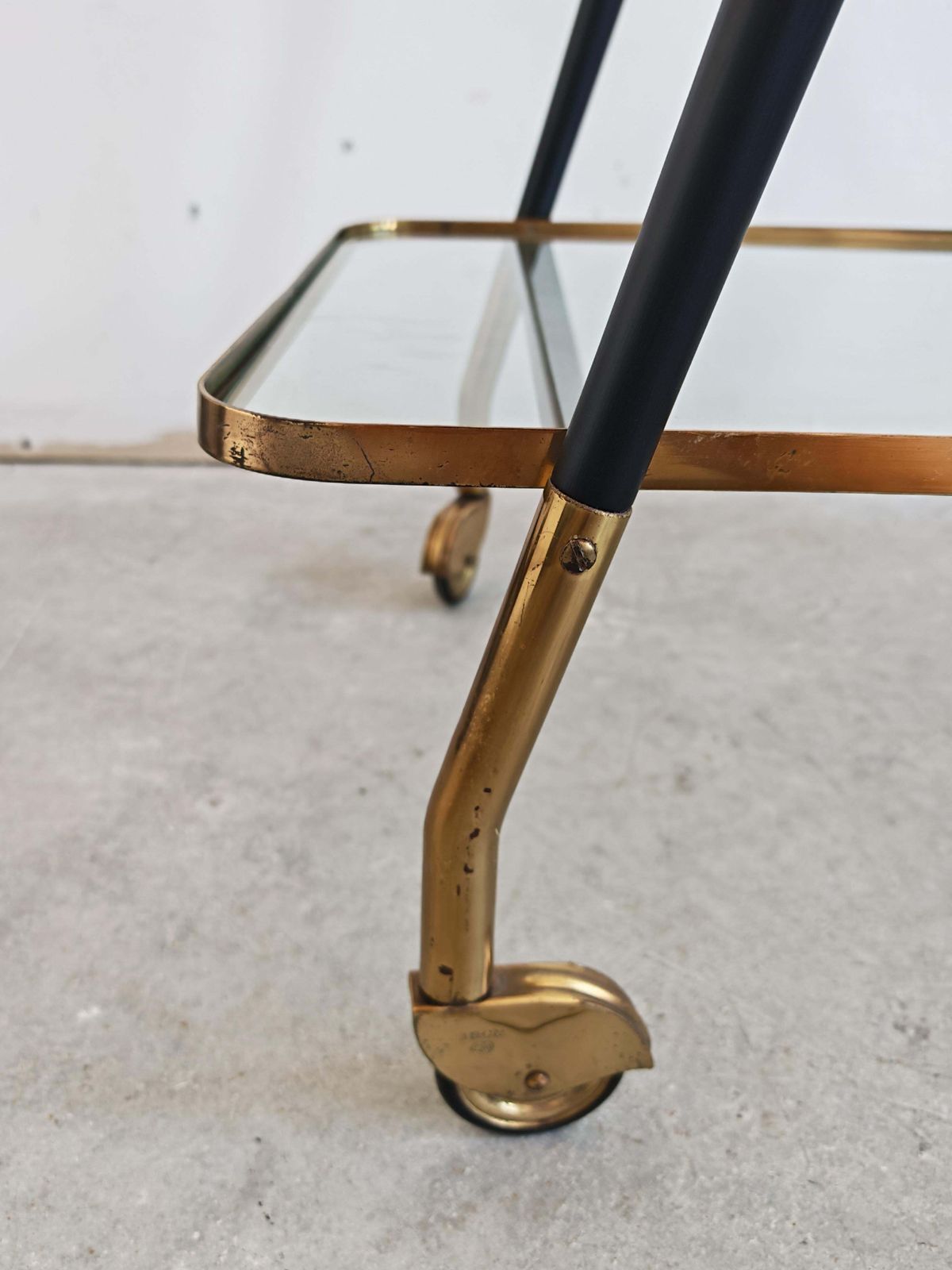 photo furniture Mid-Century Modern serveerwagen, Cesare Lacca, messing en geëboniseerd hout, Italië