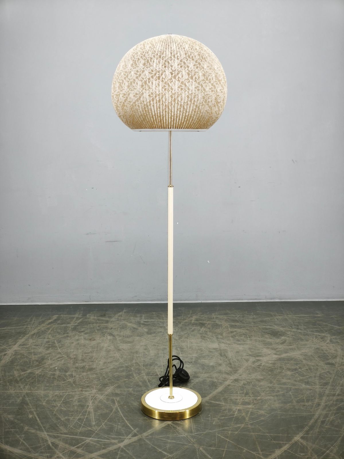 Duitse Mid-Century vloerlamp met bolkap, jaren 1960 photo furniture