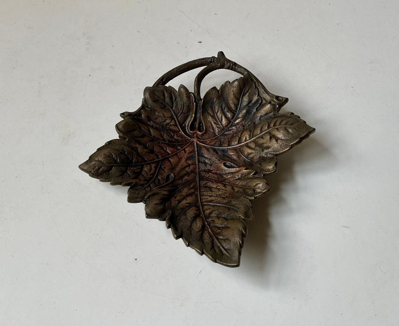 Naturalistische Scandinavische schaal in de vorm van een wijnblad, gepatineerd messing, jaren 1940 photo Woonaccessoires