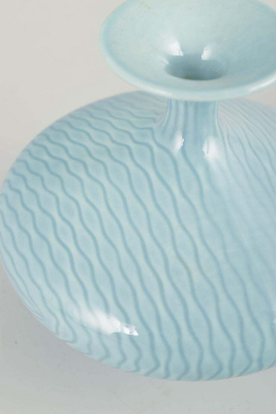 Gunnar Nylund voor Rörstrand. Keramische vaas met turquoiseblauw glazuur. Midden 20e eeuw. photo for sale