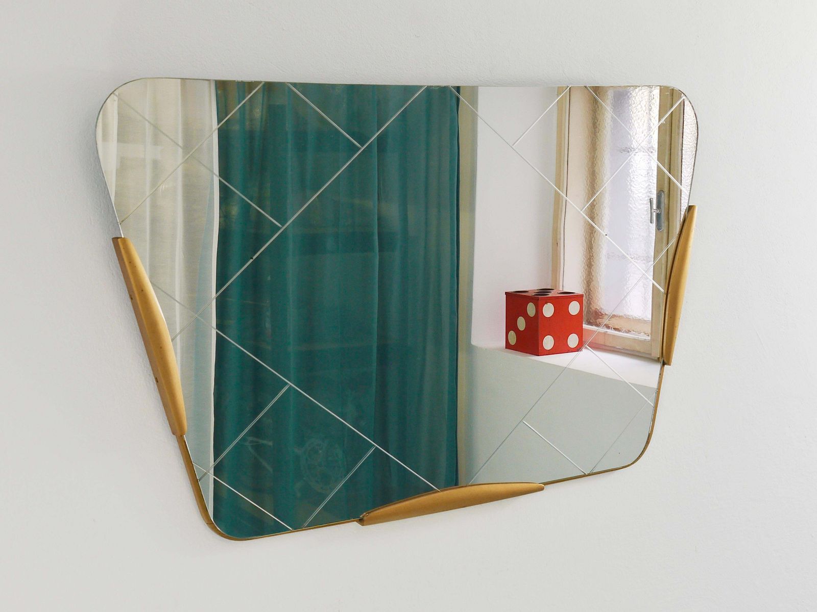 Grote trapeziumvormige gouden wandspiegel met gegraveerd ruitpatroon, Oostenrijk, 1950 photo for sale